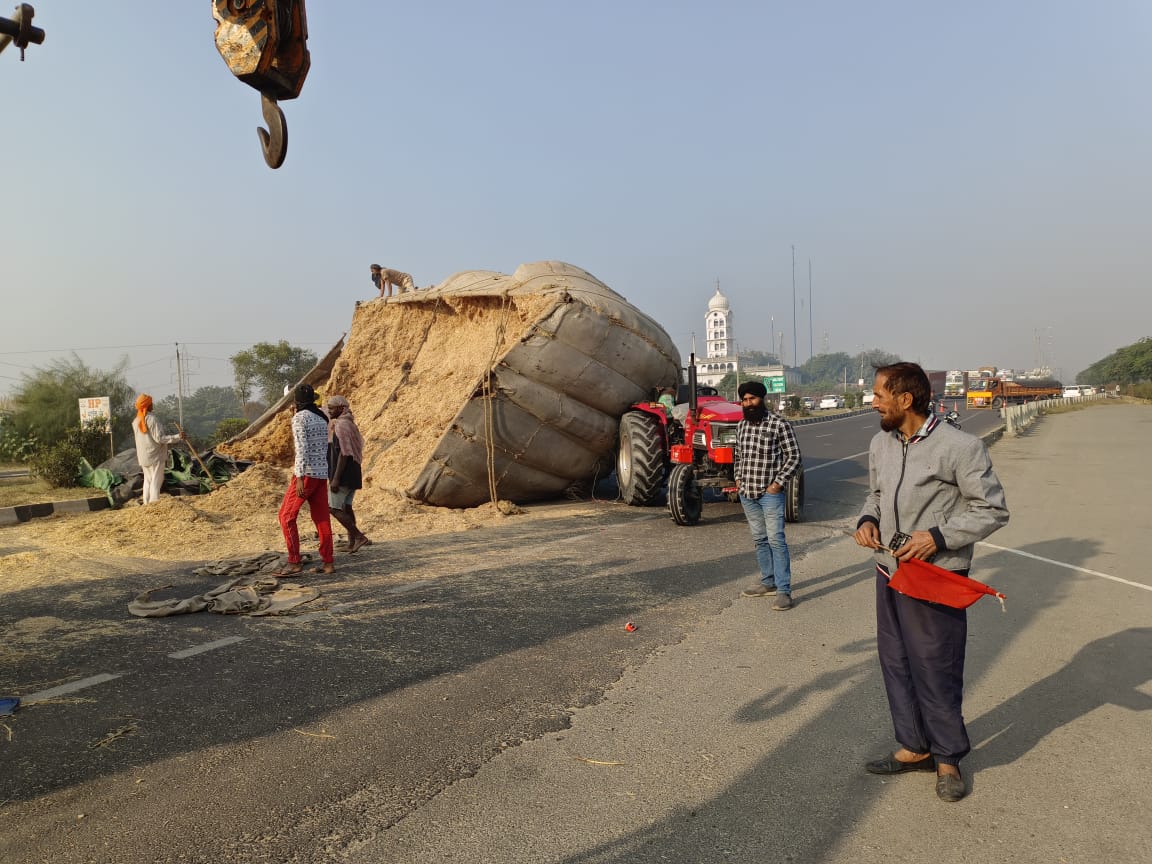 An overloaded trolley of straw was hit and overturned by an unidentified vehicle on the Amritsar Delhi highway