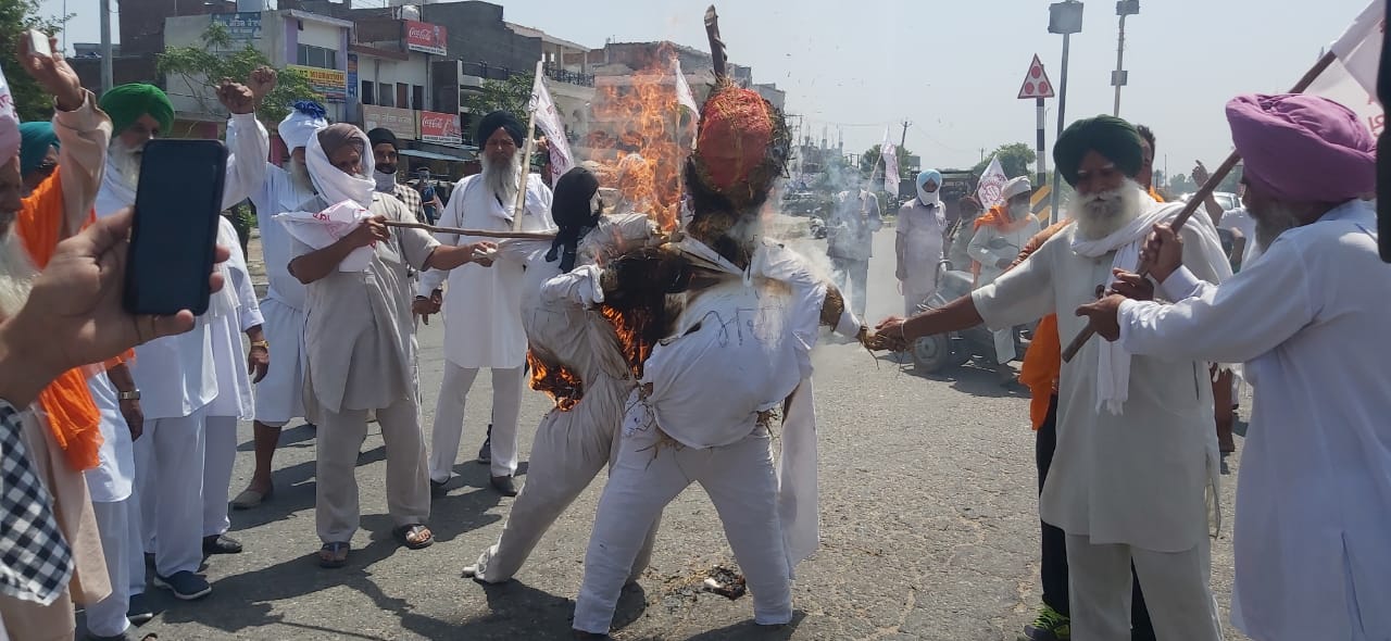 ਹਰਿਆਣਾ ਦੇ ਮੁਖ ਮੰਤਰੀ ਮਨੋਹਰ ਲਾਲ ਖੱਟਰ ਦਾ ਪੁਤਲਾ ਸਾੜਿਆ