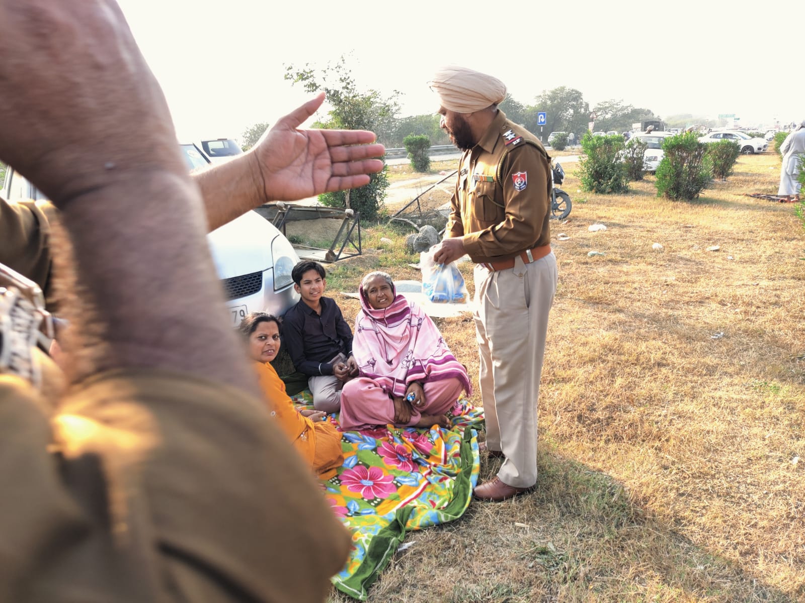 ਠੇਕਾ ਮੁਲਾਜ਼ਮਾਂ ਵੱਲੋਂ ਲਗਾਏ ਧਰਨੇ ਦੌਰਾਨ ਪੰਜਾਬ ਪੁਲਿਸ ਦੀ ਅਨੋਖੀ ਪਹਿਲਕਦਮੀ