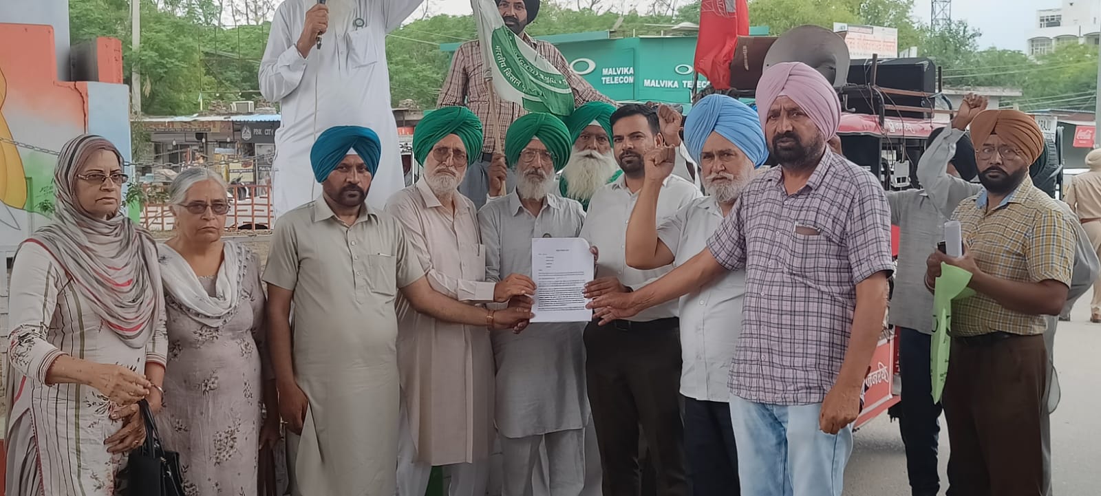 Farmers burnt effigies of Modi government in Barnala