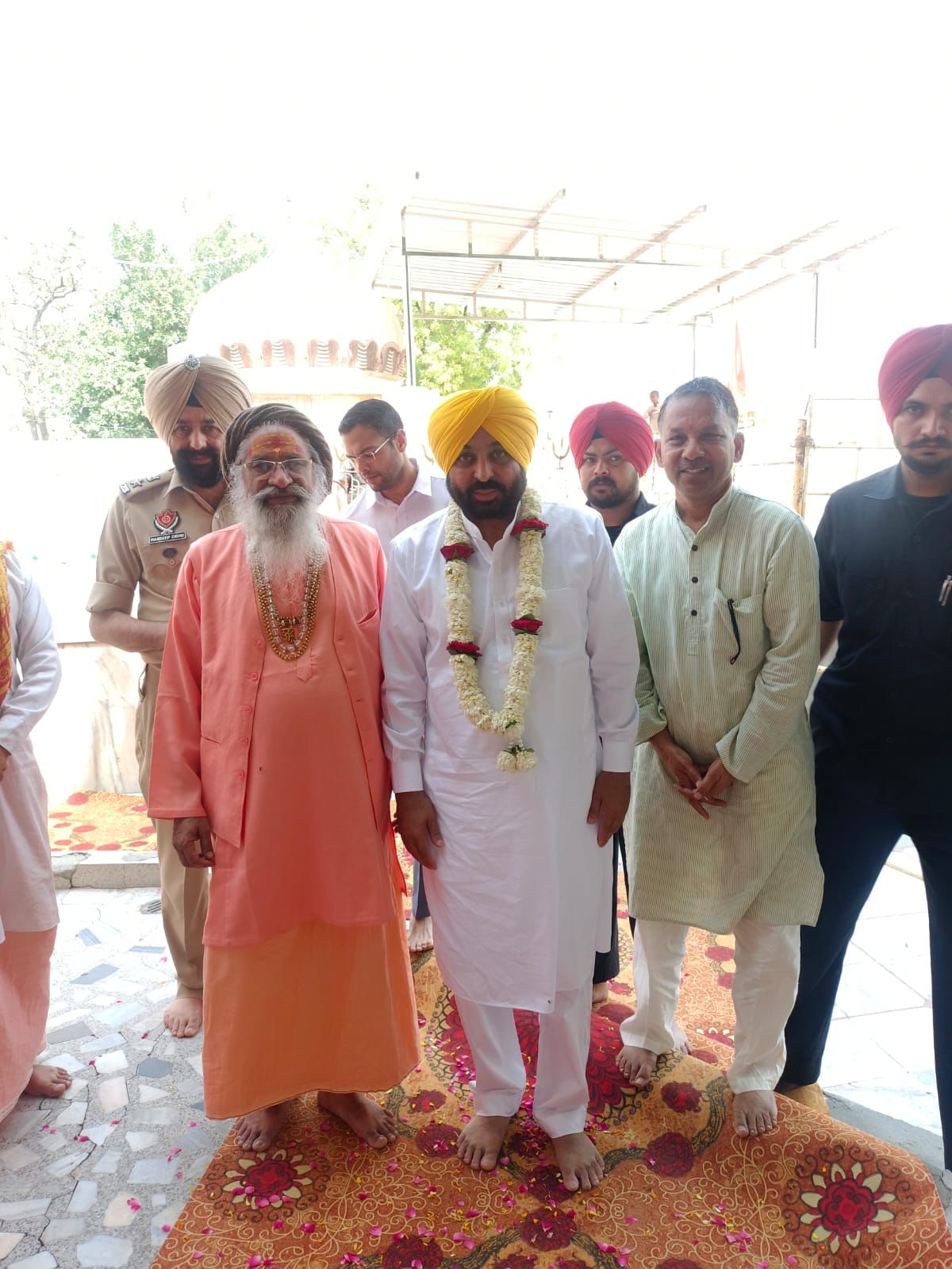 CM ਭਗਵੰਤ ਮਾਨ ਨੇ 5 ਹਜ਼ਾਰ ਸਾਲ ਪੁਰਾਣੇ ਰਣੀਕੇ ਸ਼ਿਵ ਮੰਦਰ ’ਚ ਟੇਕਿਆ ਮੱਥਾCM ਭਗਵੰਤ ਮਾਨ ਨੇ 5 ਹਜ਼ਾਰ ਸਾਲ ਪੁਰਾਣੇ ਰਣੀਕੇ ਸ਼ਿਵ ਮੰਦਰ ’ਚ ਟੇਕਿਆ ਮੱਥਾ