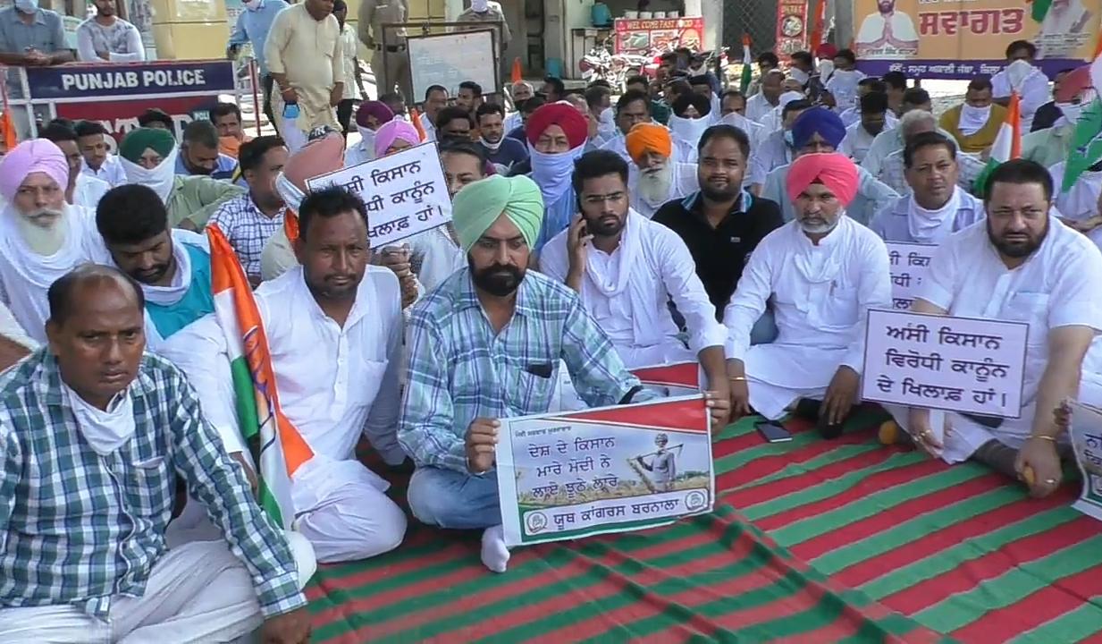 Congressmen vehemently oppose central government in protest of agricultural bills in Barnala