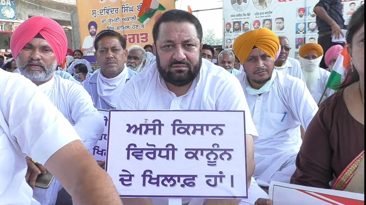 Congressmen vehemently oppose central government in protest of agricultural bills in Barnala