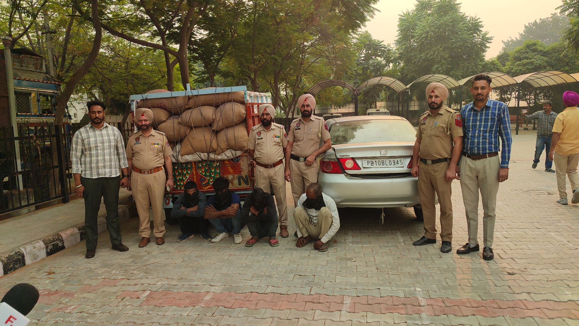 The accused who stole paddy in Barnala were arrested by the police