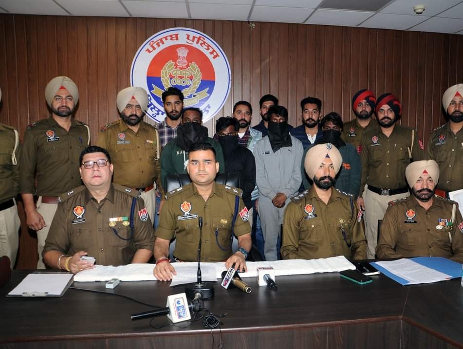 At Barnala the police arrested 4 drug smugglers including crushed poppy seeds