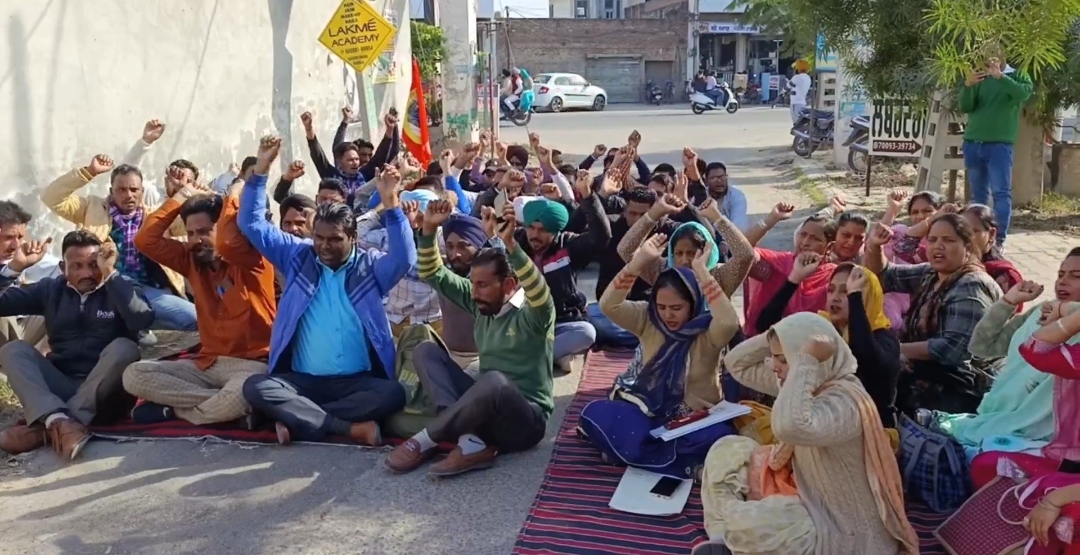 protested in front of Gurmeet Singh Meet Hayer residence