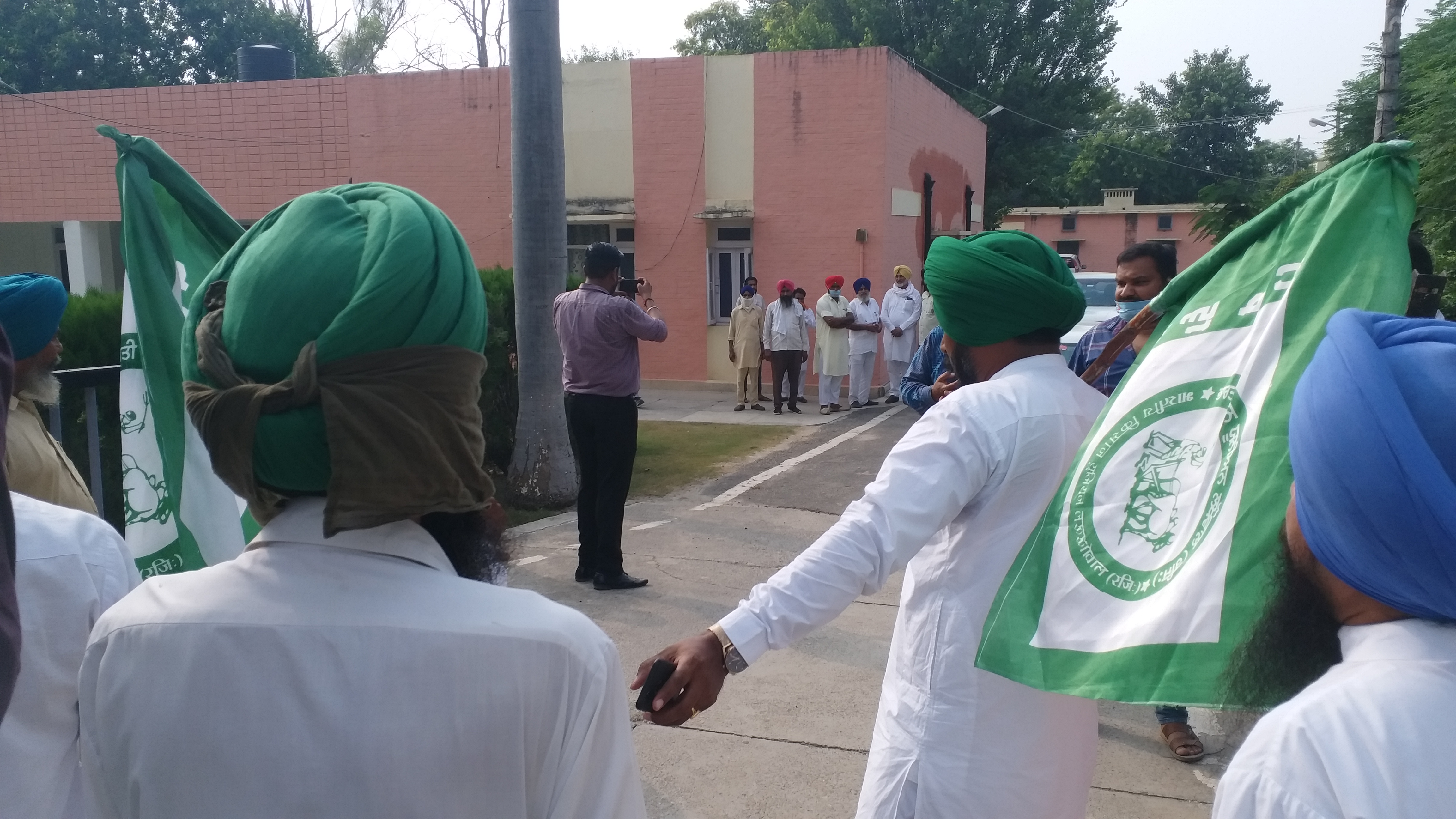 Farmers protesting against BJP holding press conference in favor of agriculture bills in barnala