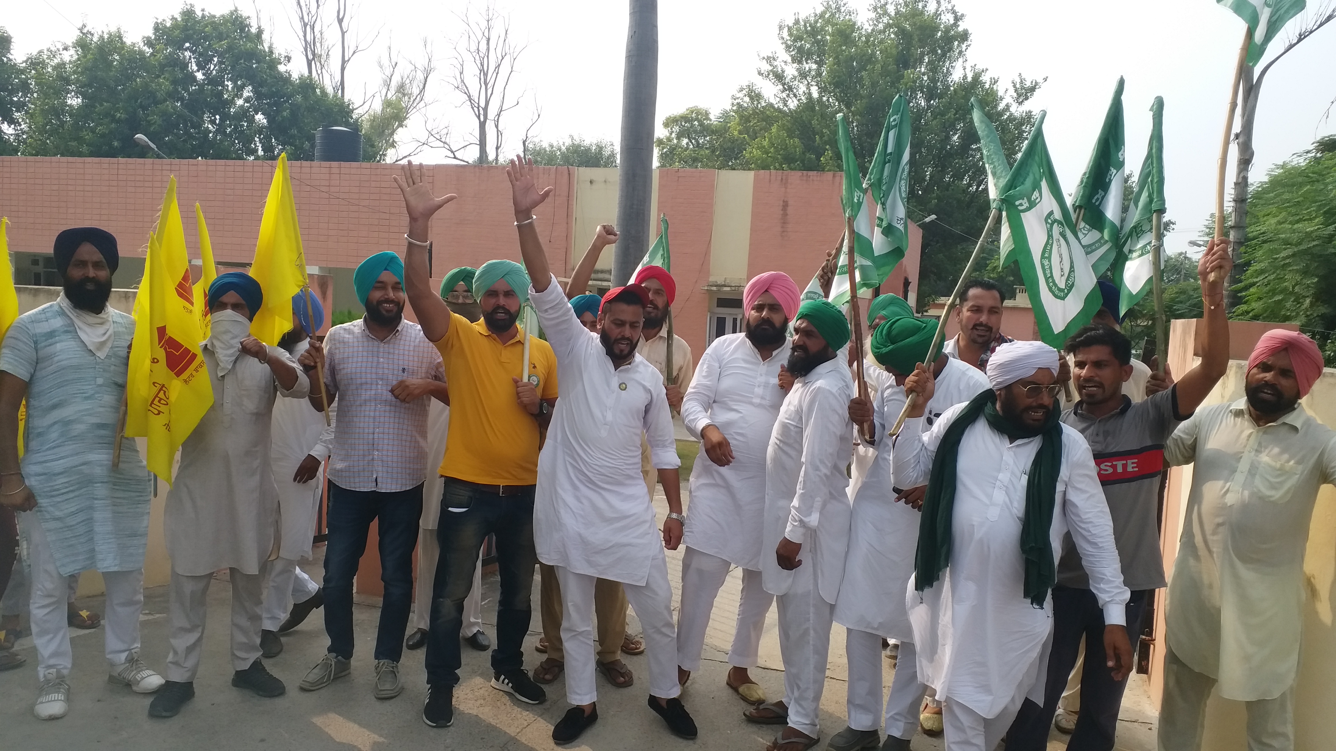 Farmers protesting against BJP holding press conference in favor of agriculture bills in barnala