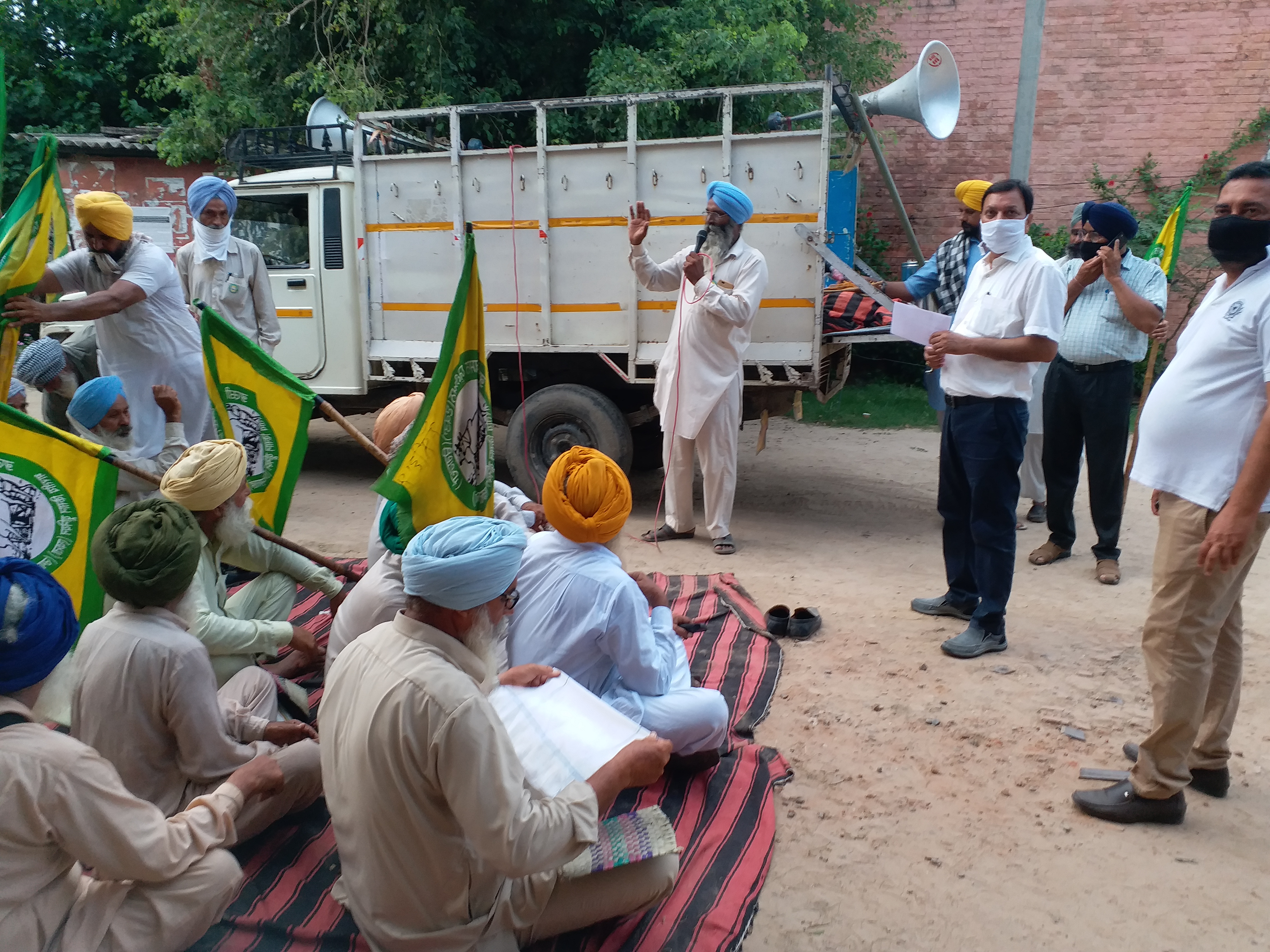 Farmers besiege SDO office Barnala in protest of non-delivery of transformers