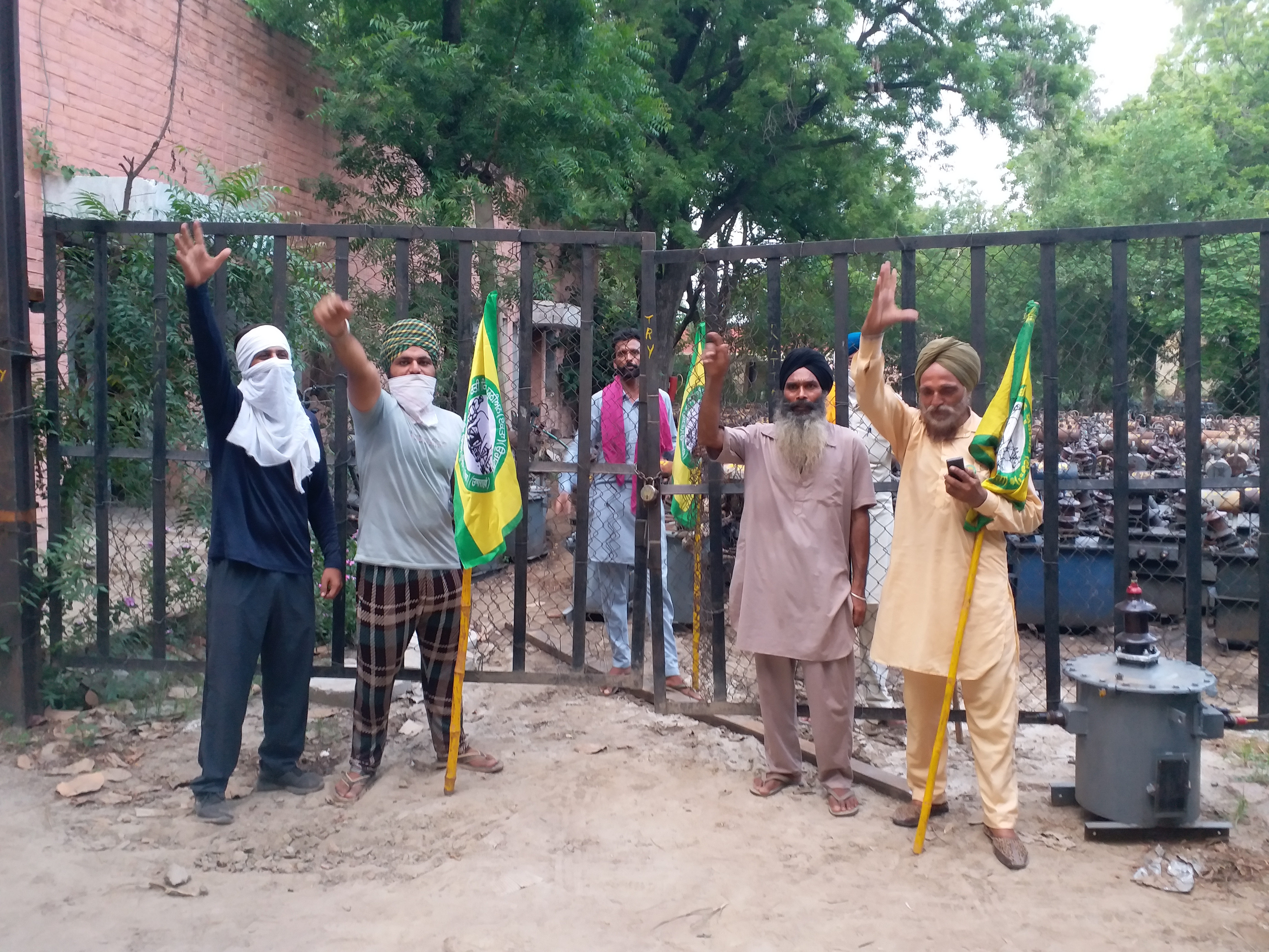 Farmers besiege SDO office Barnala in protest of non-delivery of transformers