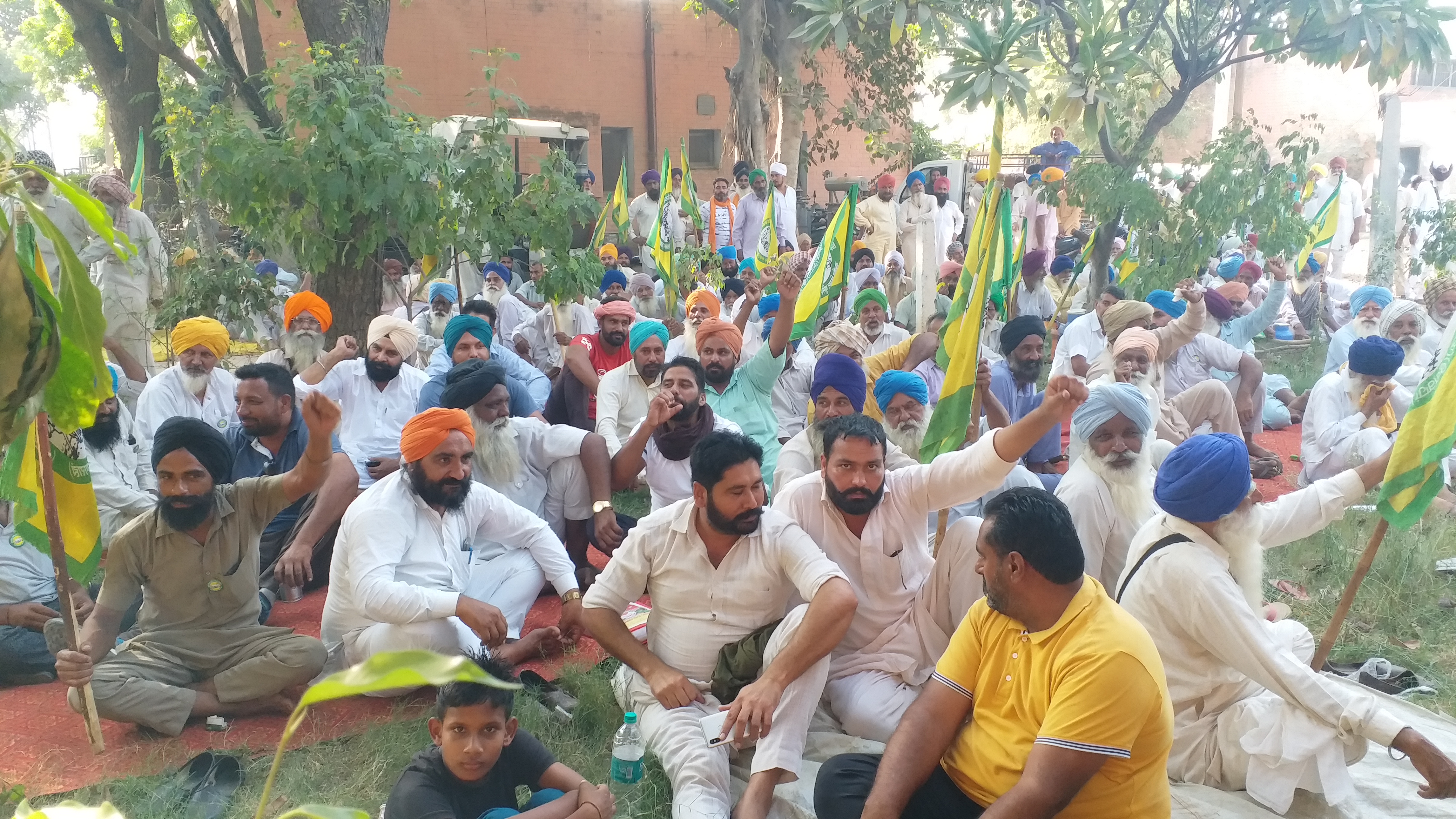 farmers suffering from poor power supply woh  surrounded EXEN office in Barnala