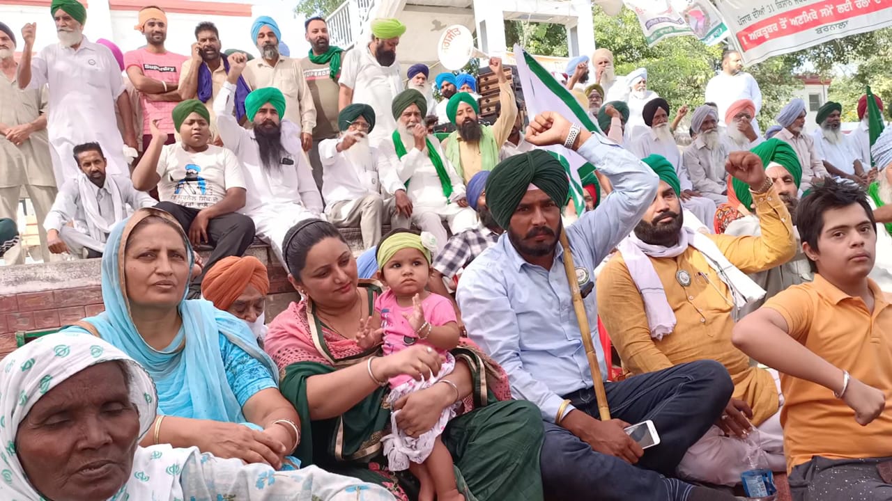 Ongoing train stop agitation in Barnala Against agricultural laws