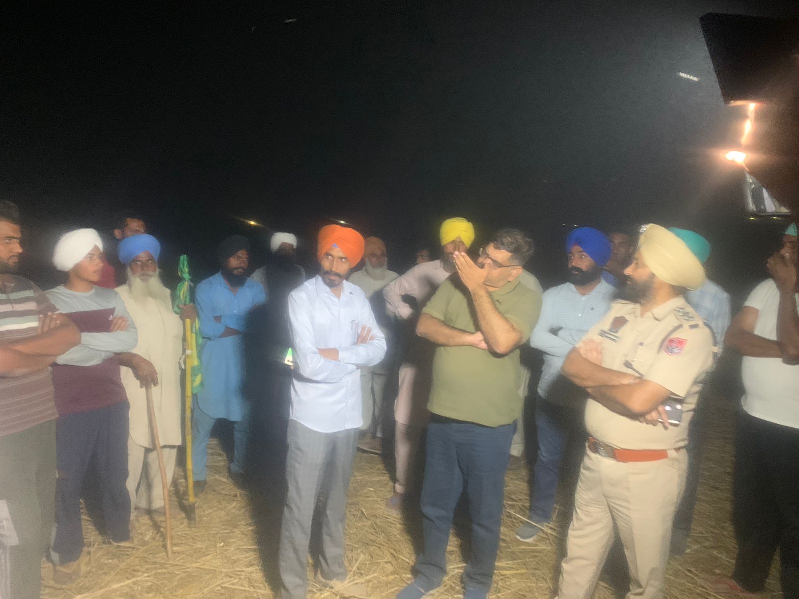 farmers surrounded the fire brigade and officials who came to put out the fire on the stubble In Barnala