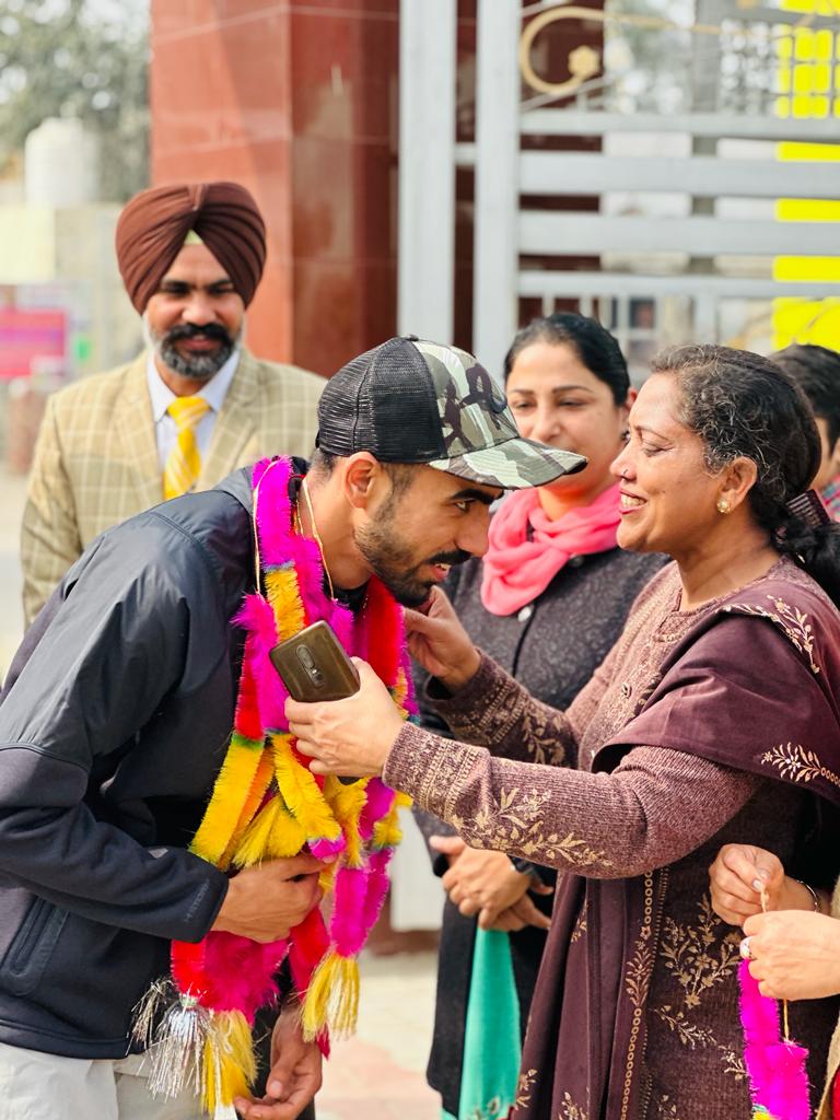 Athlete Akshdeep Singh shared his experience with school students in barnala