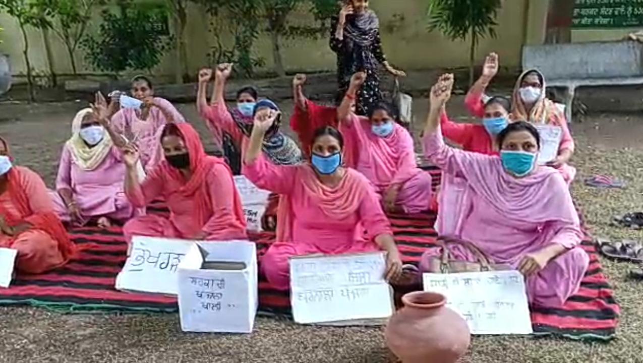 Asha workers continue hunger strike against state government in barnala