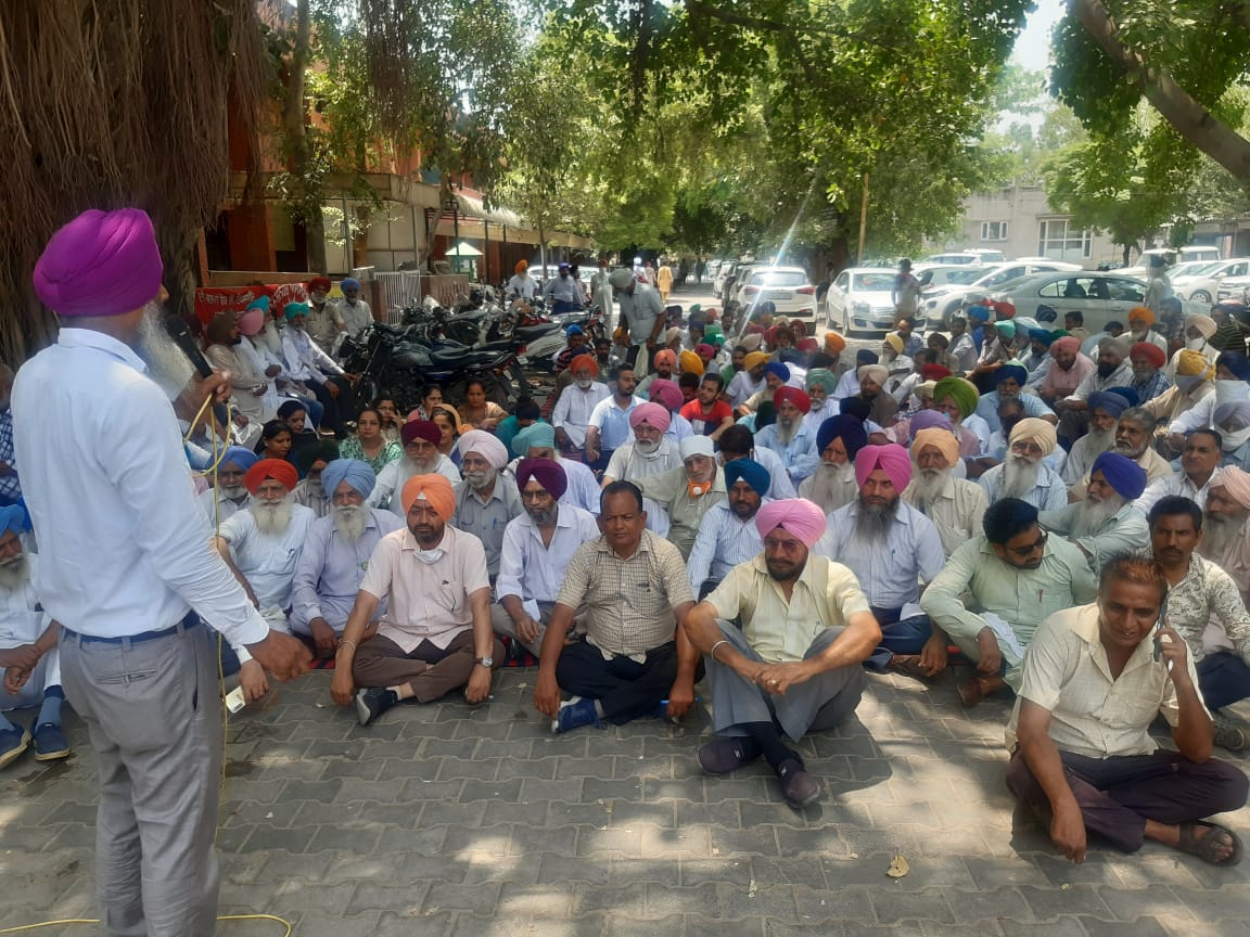 ਛੇਵੇਂ ਪੰਜਾਬ ਤਨਖਾਹ ਕਮਿਸ਼ਨ ਦੀਆਂ ਮਾਰੂ ਸਿਫਾਰਸ਼ਾਂ ਖਿਲਾਫ਼ ਮੁਲਾਜ਼ਮਾਂ ਵੱਲੋਂ ਚੱਕਾ ਜਾਮ