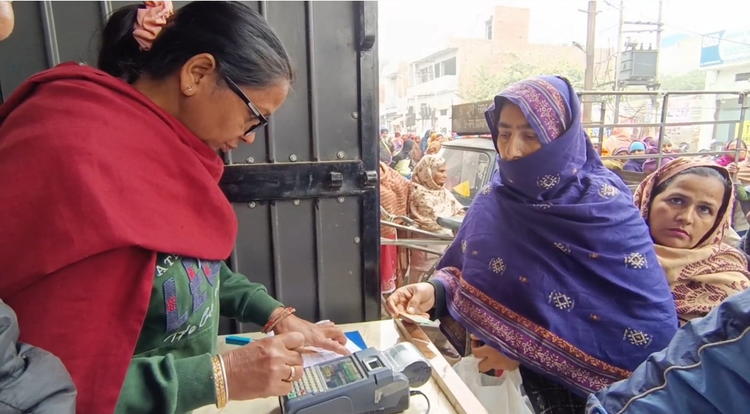 Long queues in front of ration depots to buy wheat