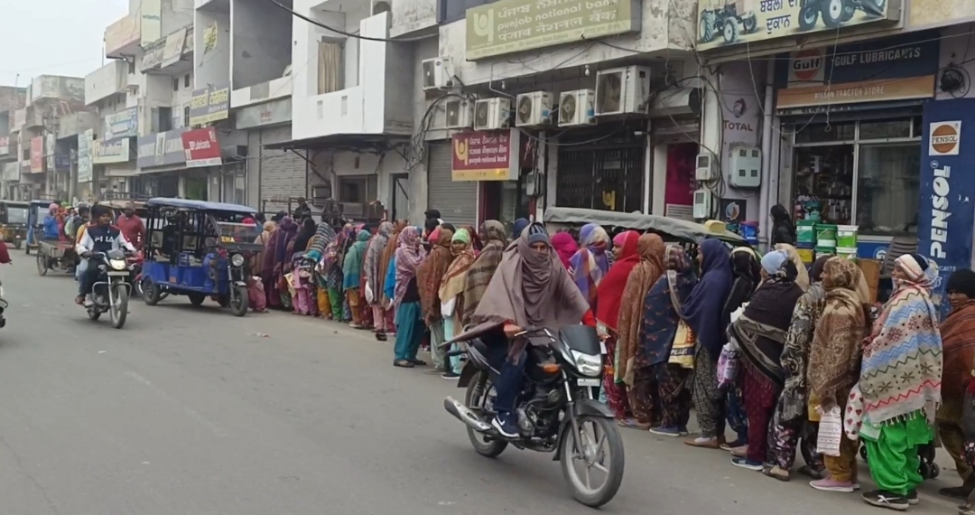 Long queues in front of ration depots to buy wheat