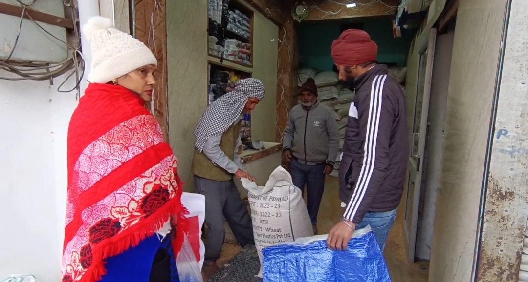 Long queues in front of ration depots to buy wheat