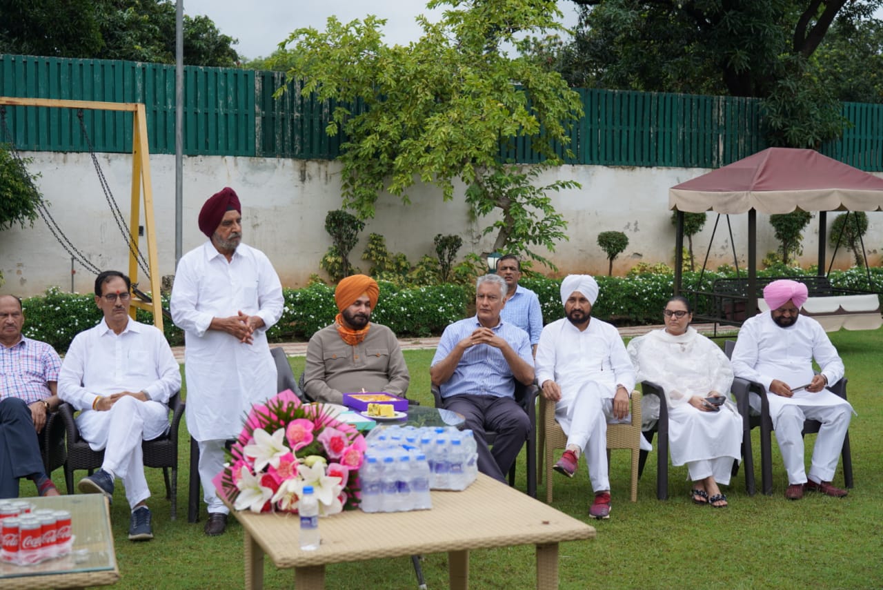 Navjot Singh Sidhu with his supporters