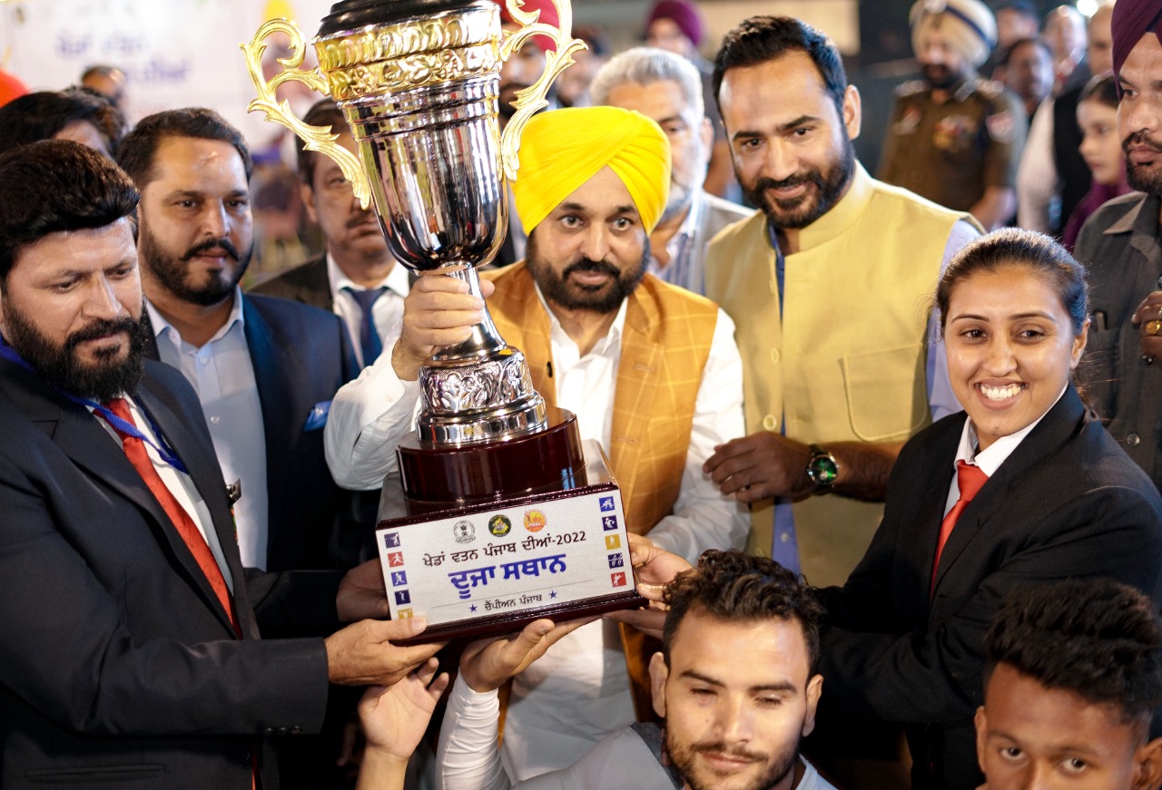 The Chief Minister distributed prizes to the winning players in the Games of Punjab