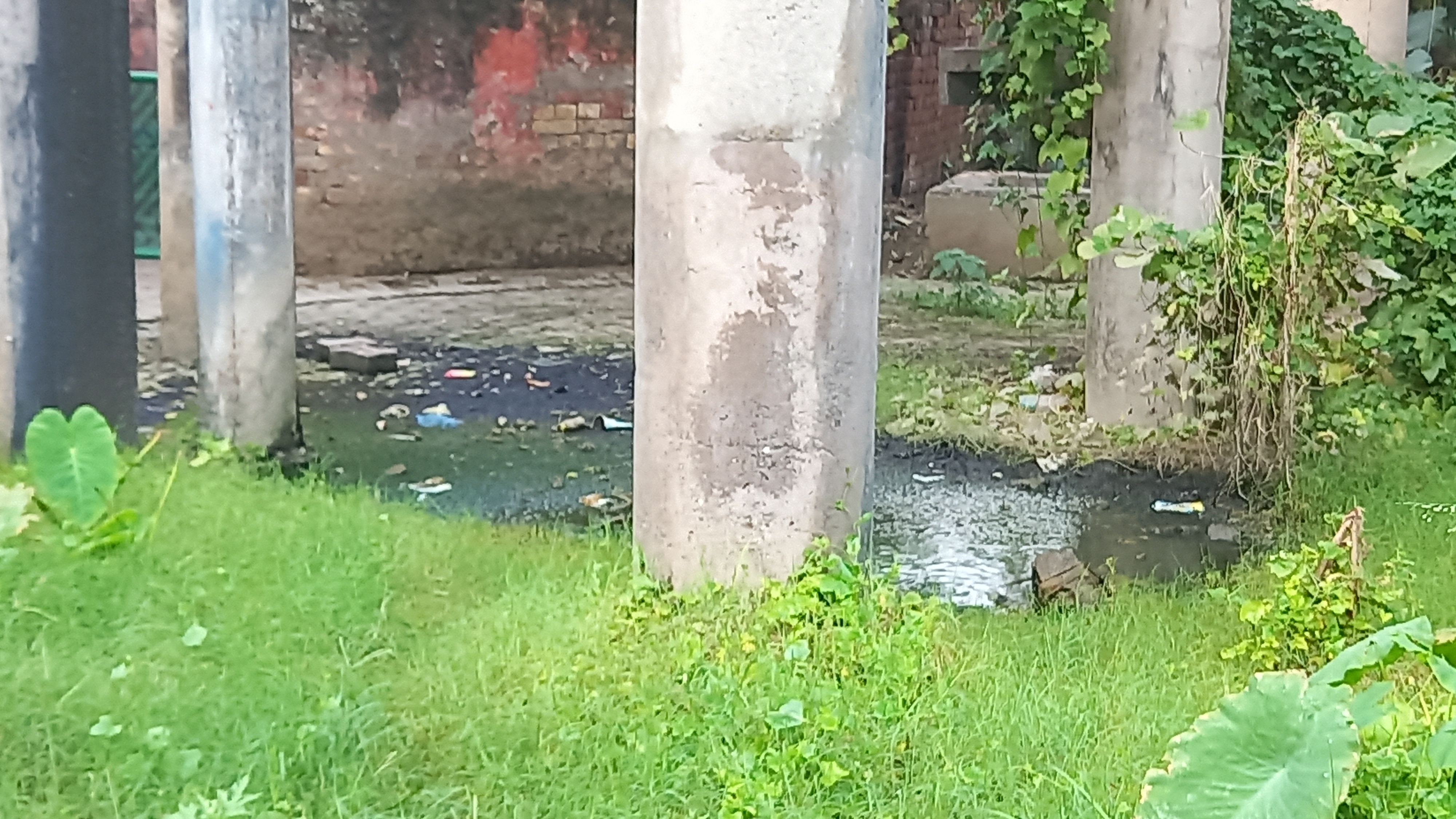 In the dilapidated condition of the water tank in the civil hospital of Ludhiana