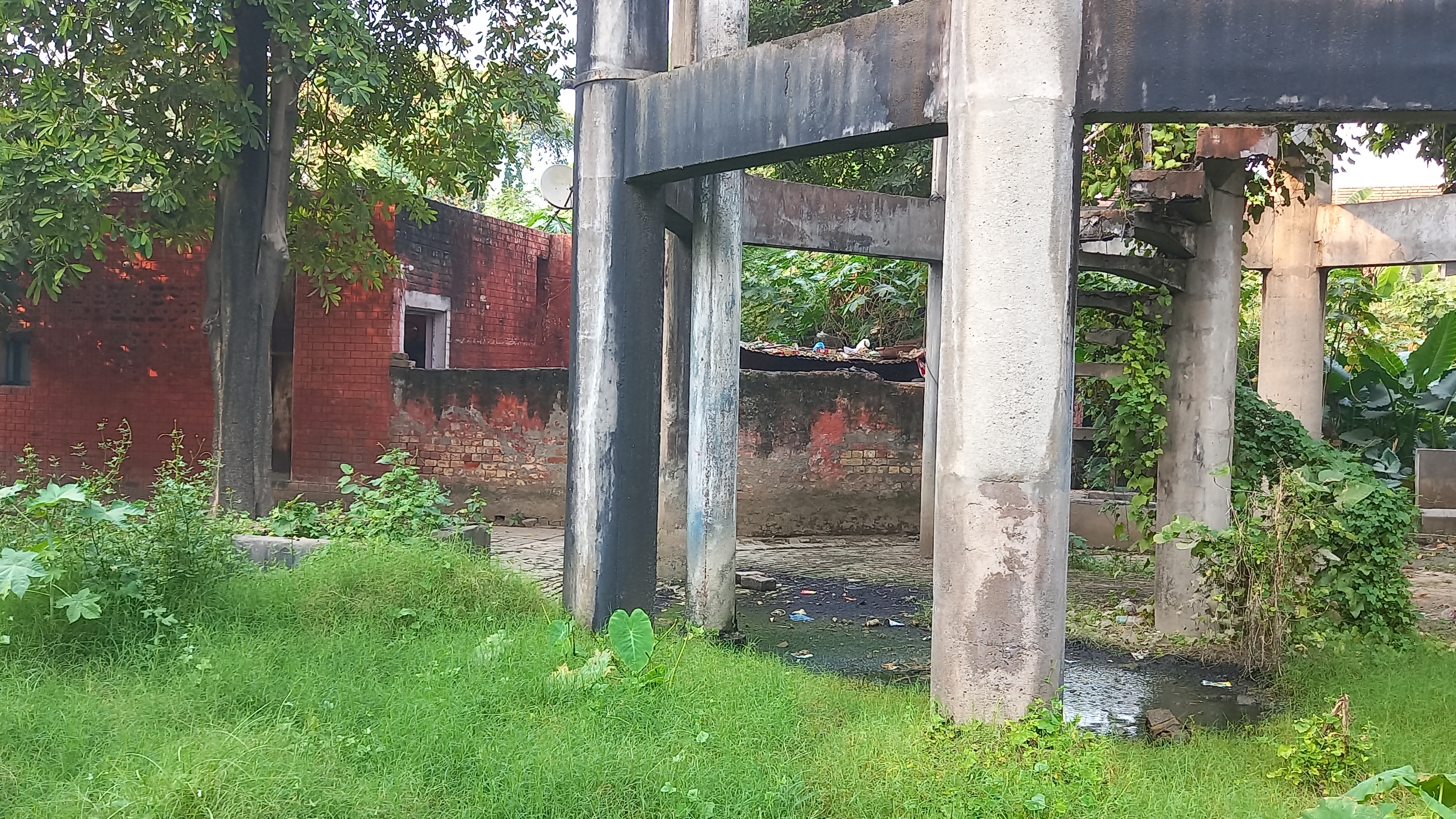 In the dilapidated condition of the water tank in the civil hospital of Ludhiana