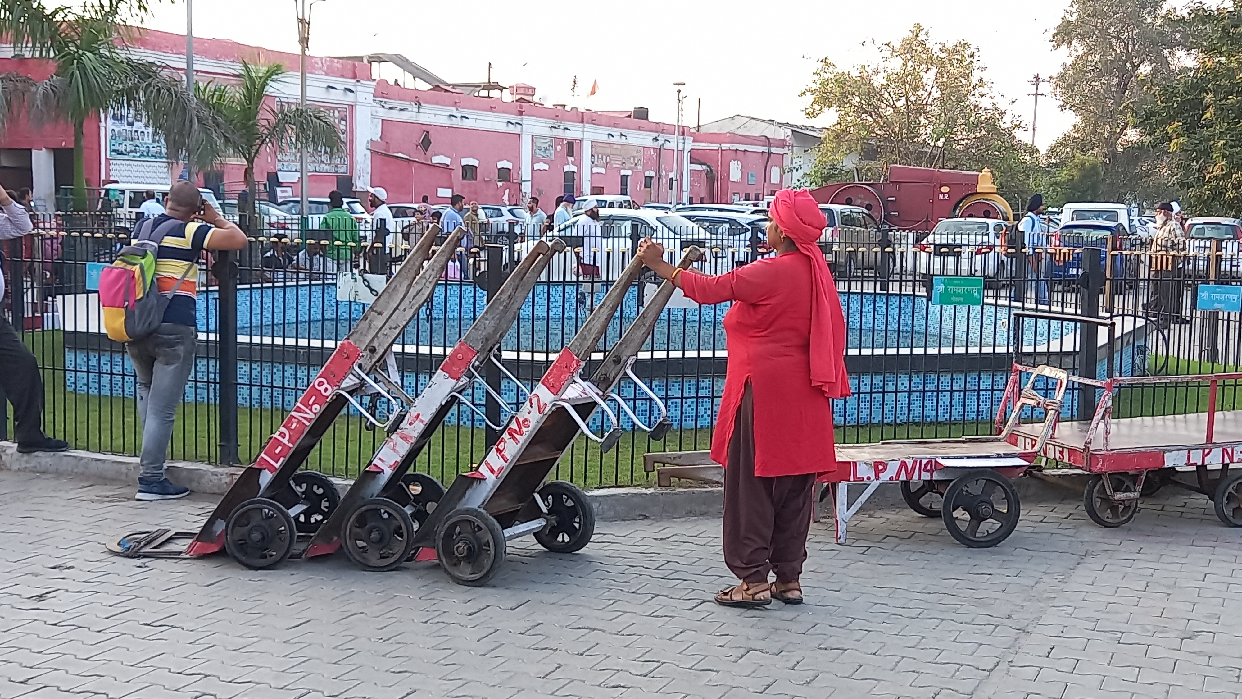 woman is working as a coolie at the Ludhiana railway station