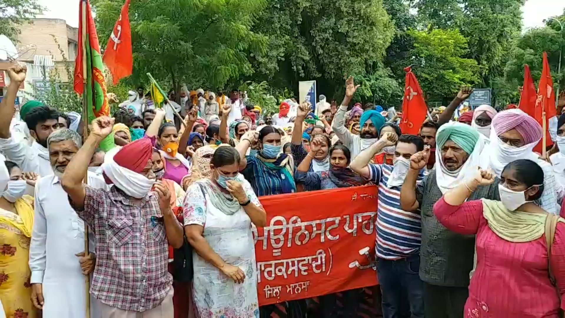 party staged a protest in front of the police station mansa demanding the release of the CPI (M) leader