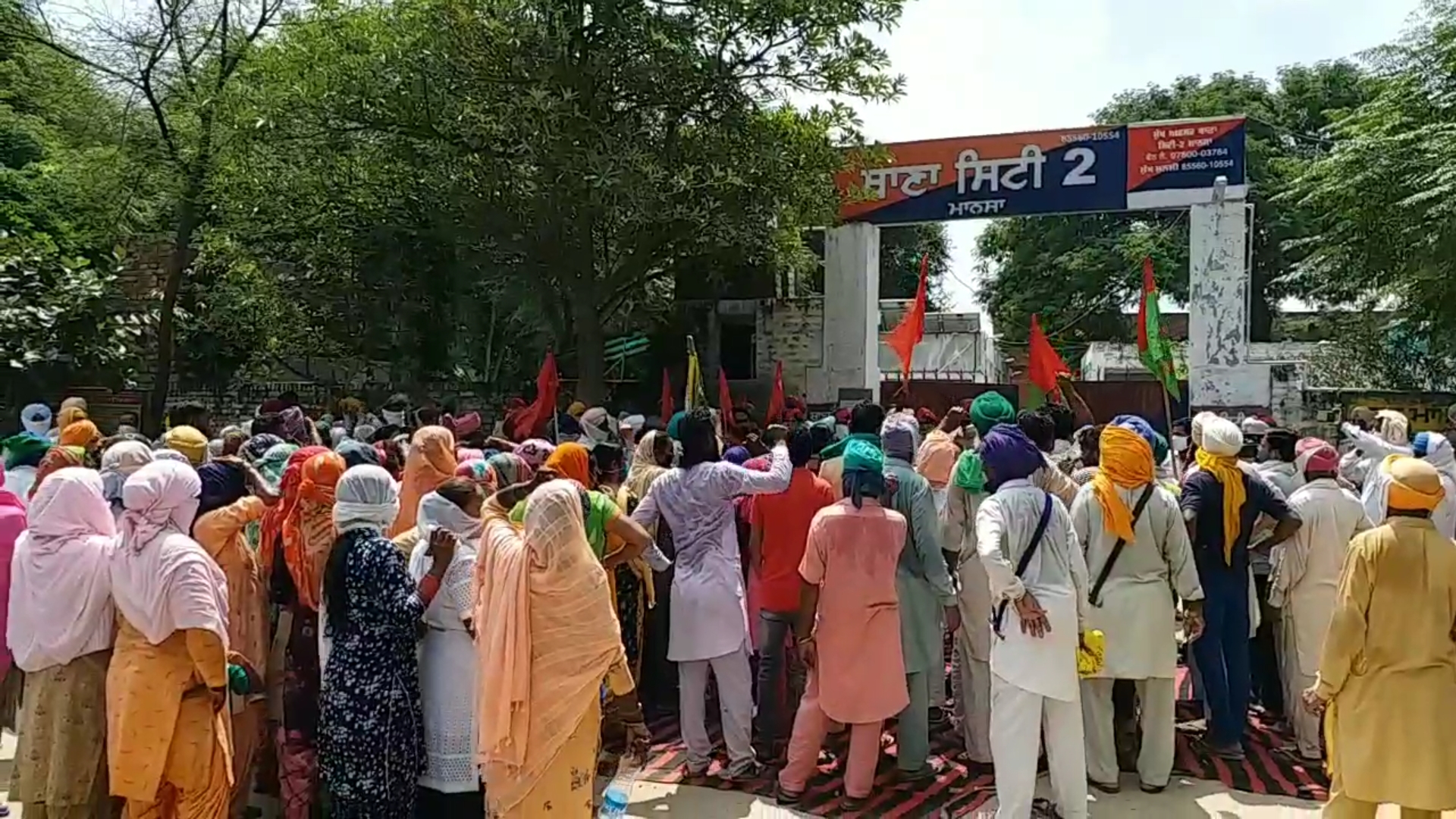 party staged a protest in front of the police station mansa demanding the release of the CPI (M) leader