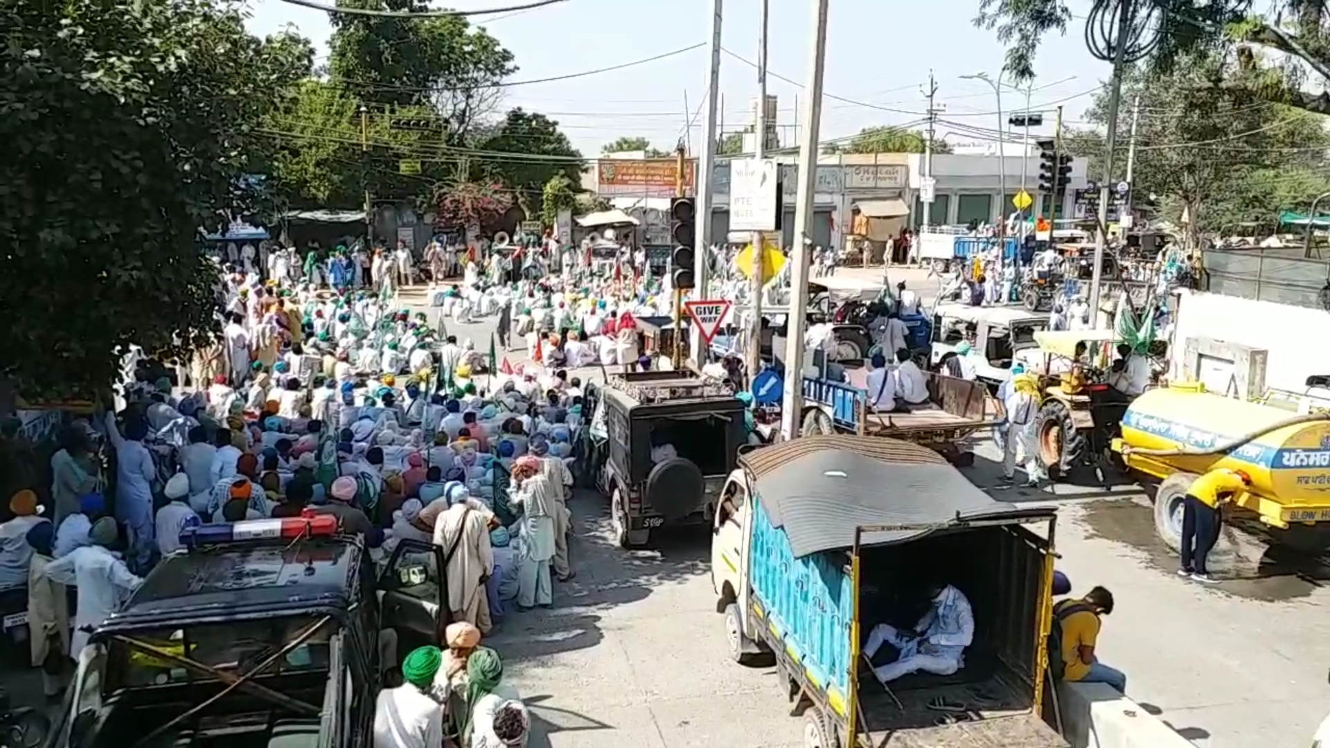 Punjabi farmers blocked roads against lathicharge on farmers In Haryana