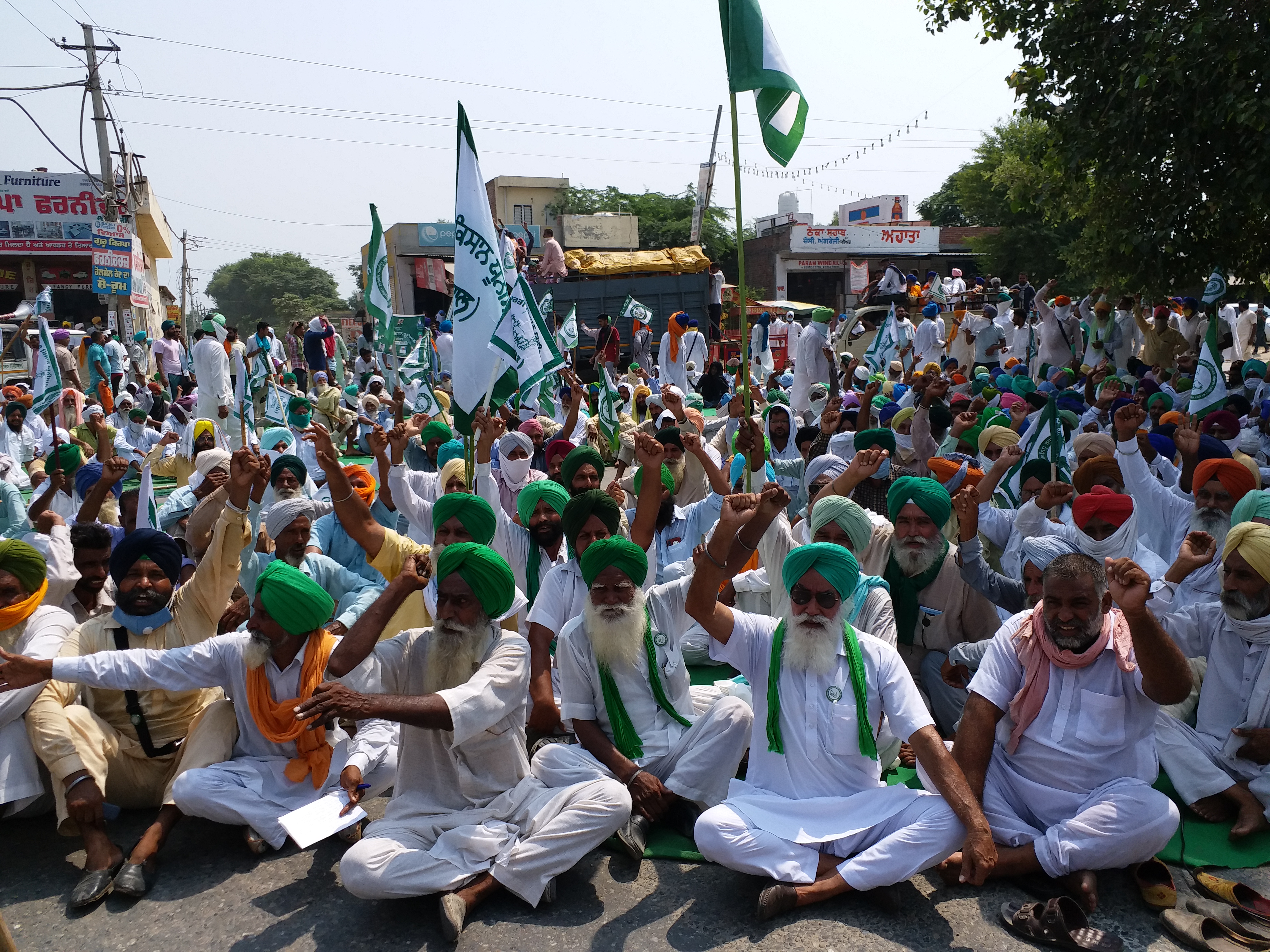 Farmers, laborers and arhtia staged daily protests in Mansa against Agriculture Ordinances