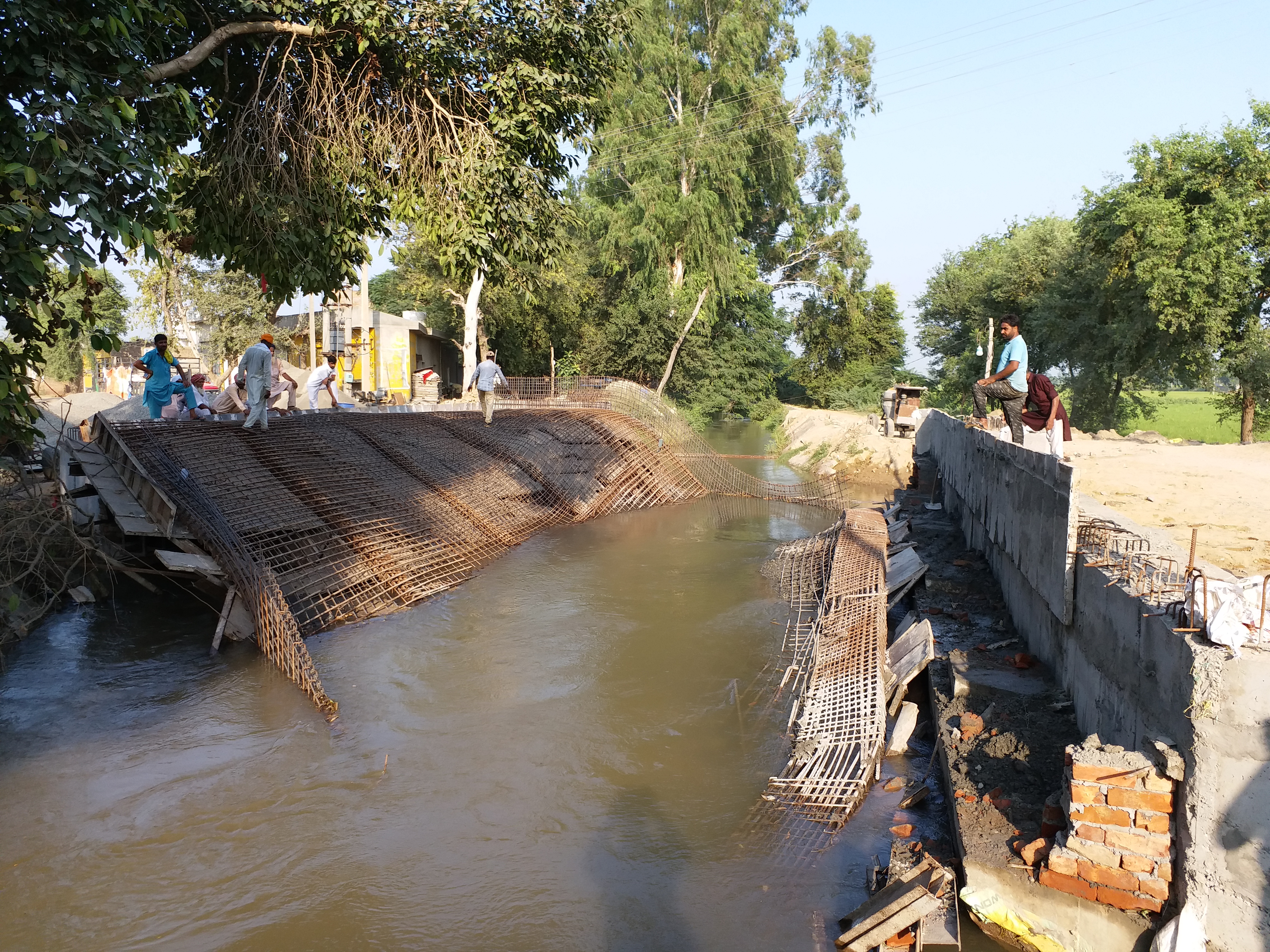 Bridge under construction collapses in Boha