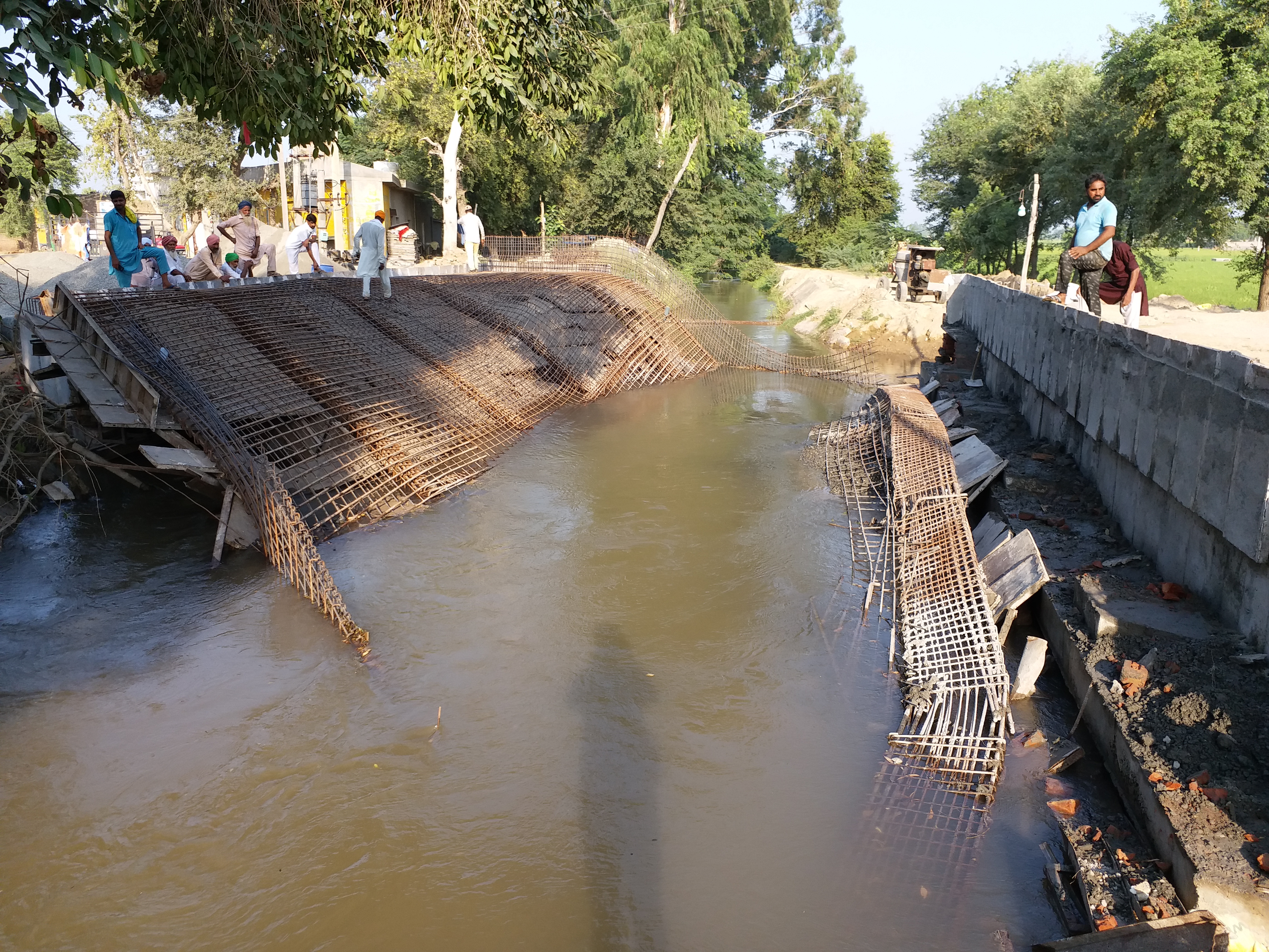 Bridge under construction collapses in Boha