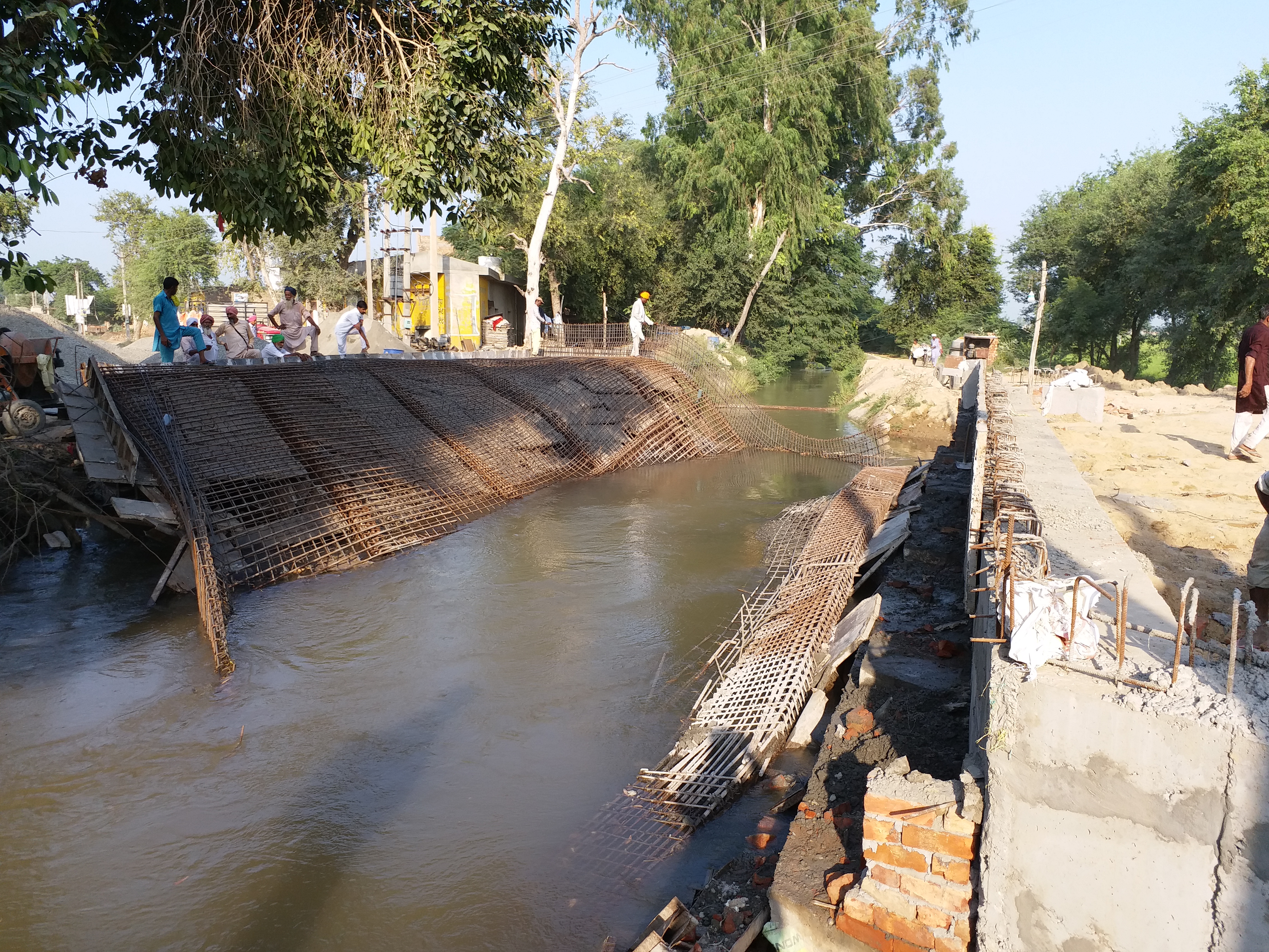 Bridge under construction collapses in Boha