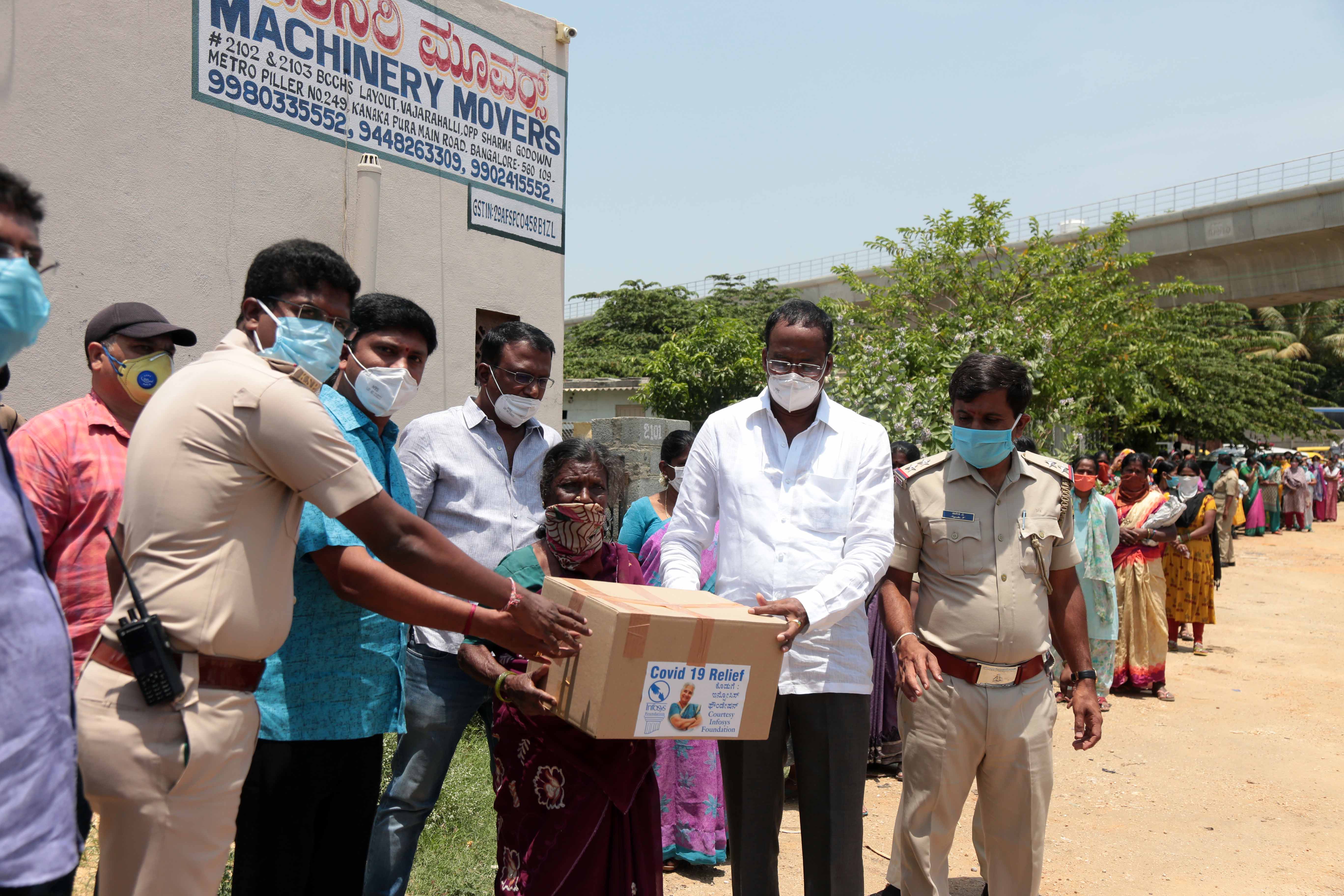 infosys-distributes-food-kit