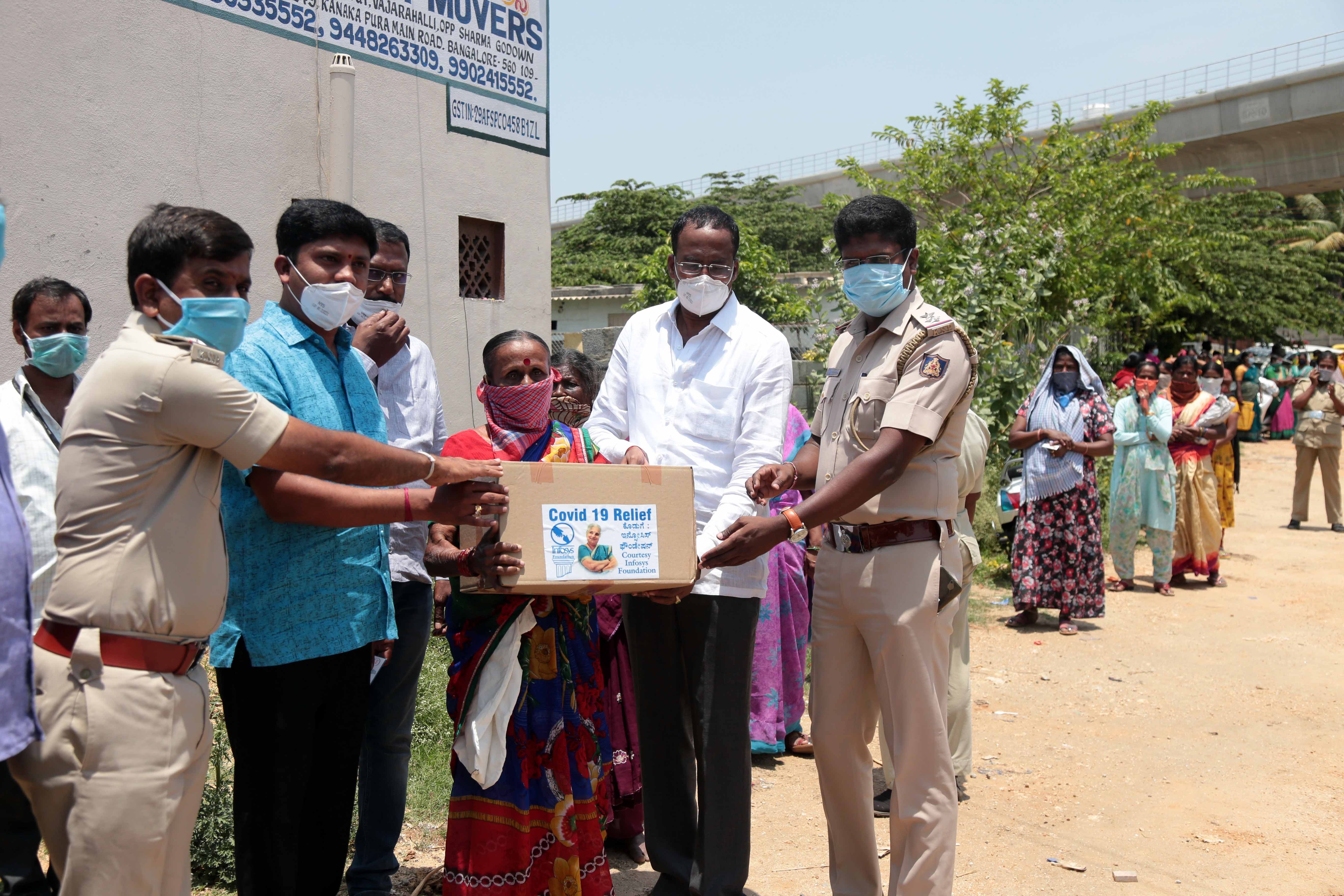 infosys-distributes-food-kit