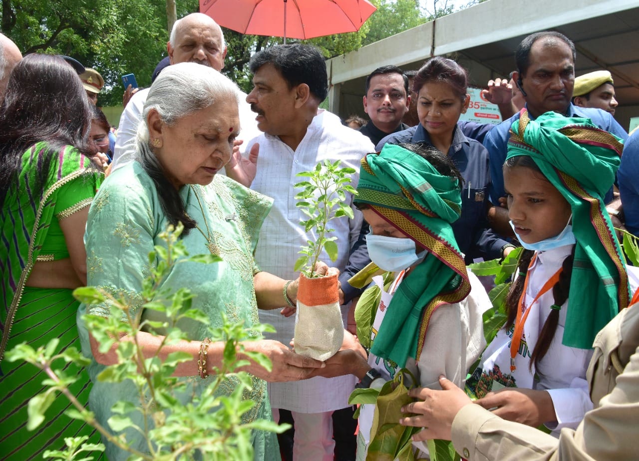 विद्यार्थियों को पौधे वितरित करतीं राज्यपाल.