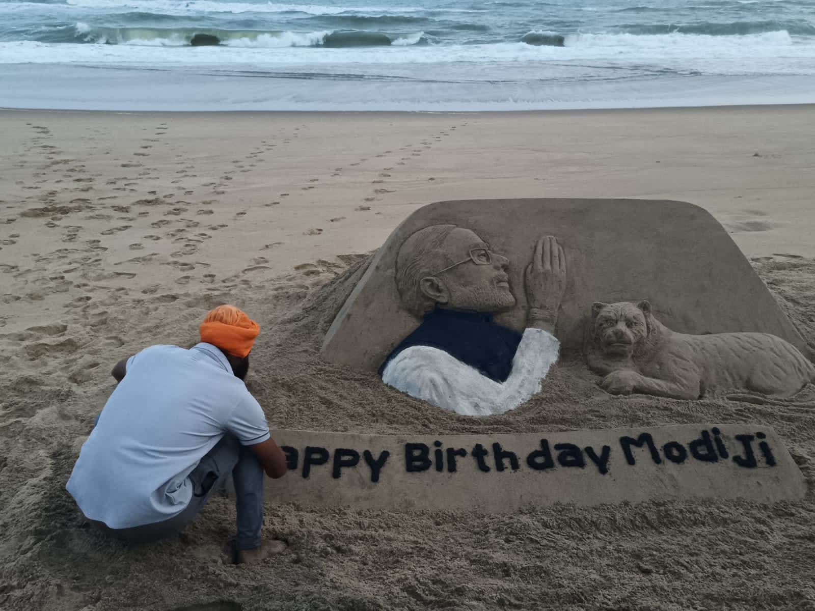 रेत पर तस्वीर बना बलिया के सैंड आर्टिस्ट ने पीएम मोदी को दी जन्मदिन की बधाई
