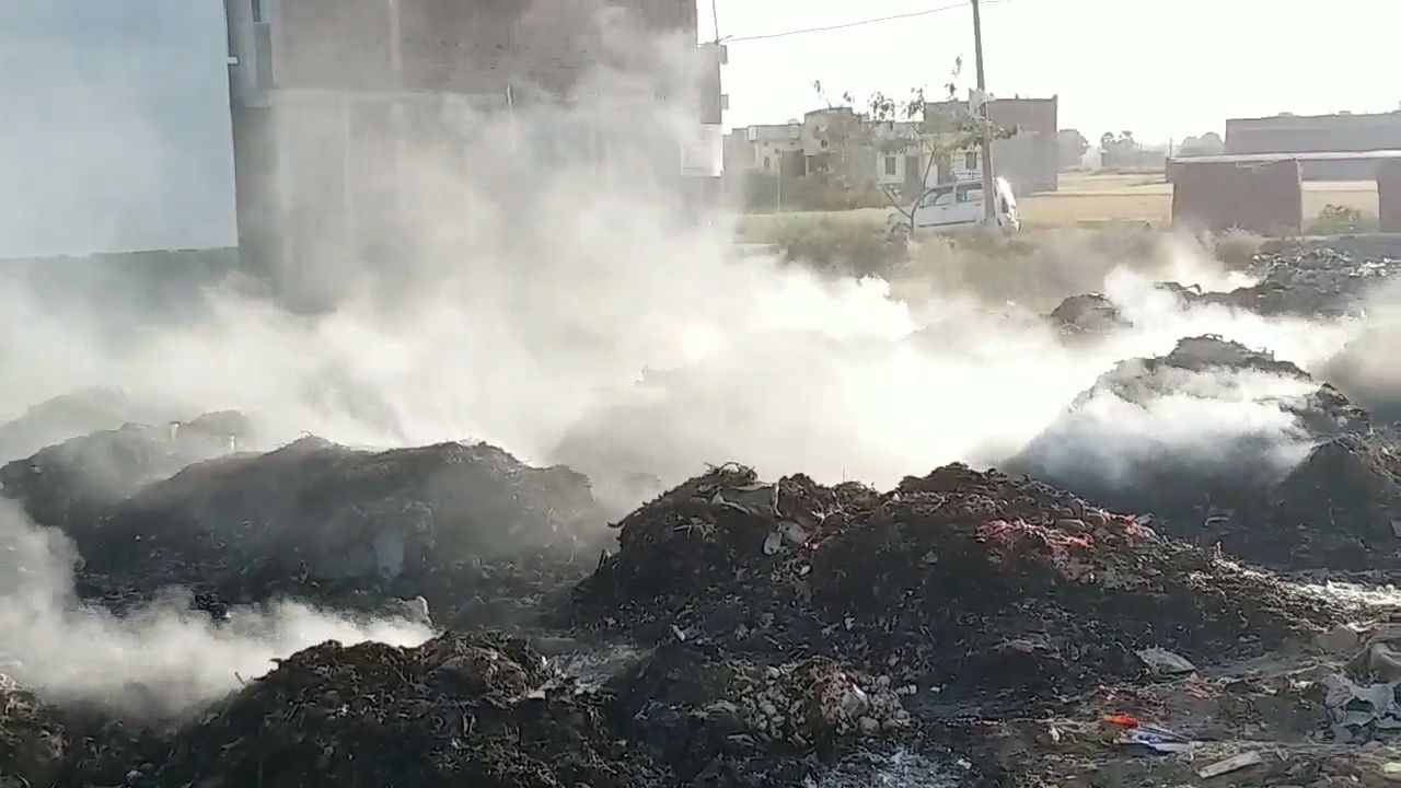 कूड़े को जलाने से दूषित हो रहा वातावरण