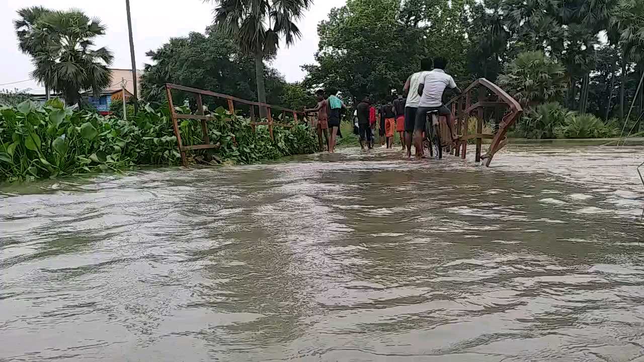 सड़क पार करते ग्रामीण