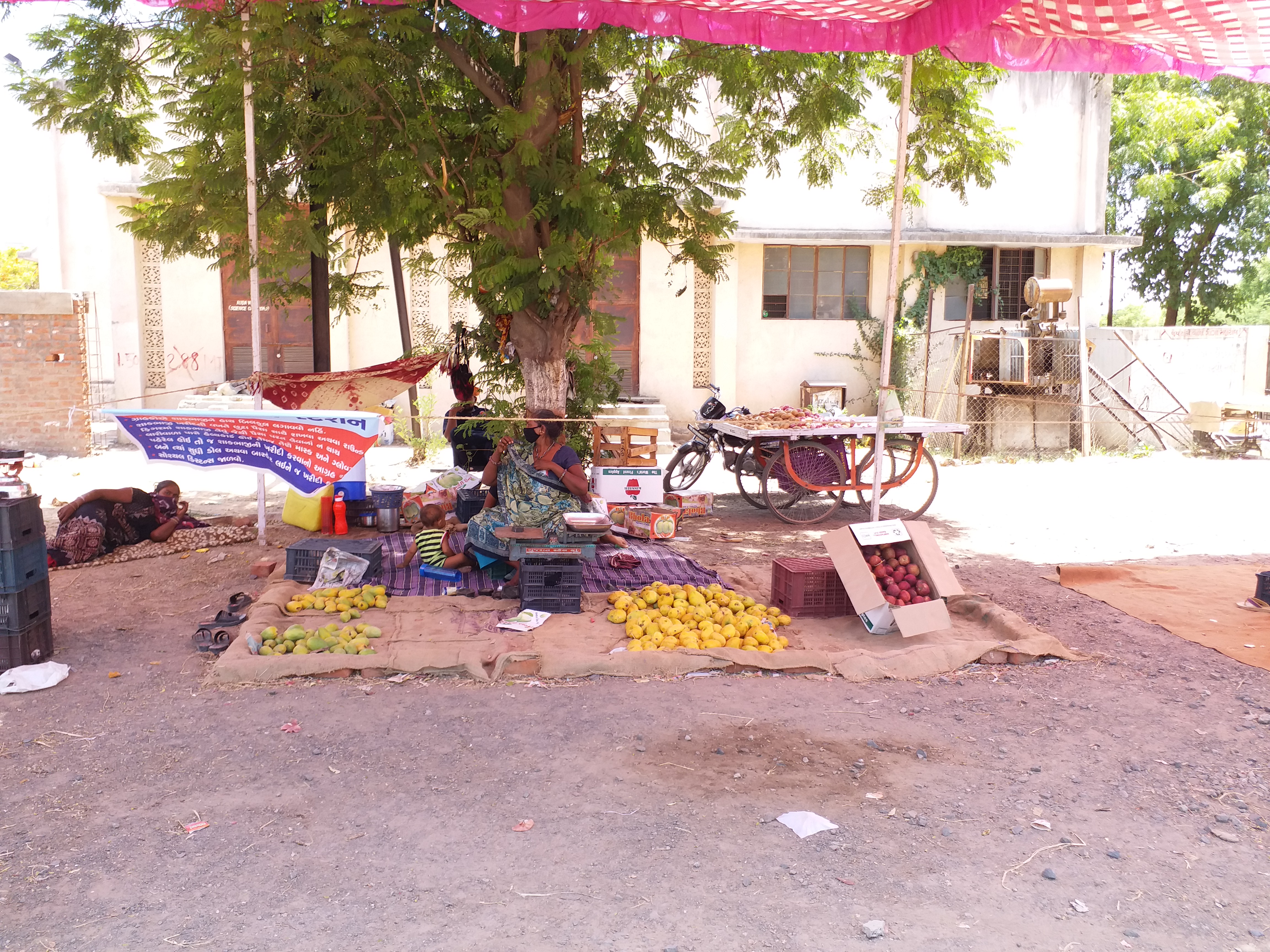 સોલા પોલીસે શાકભાજી અને ફળોના ફેરિયાઓને મદદ કરી