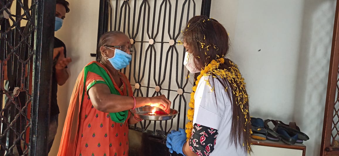 residents of ratnajyot flat in ahmedabad gave a unique welcome to Corona Warriors