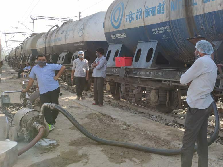 Western Railway records 3.79 crore liters milk Loading in lockdown