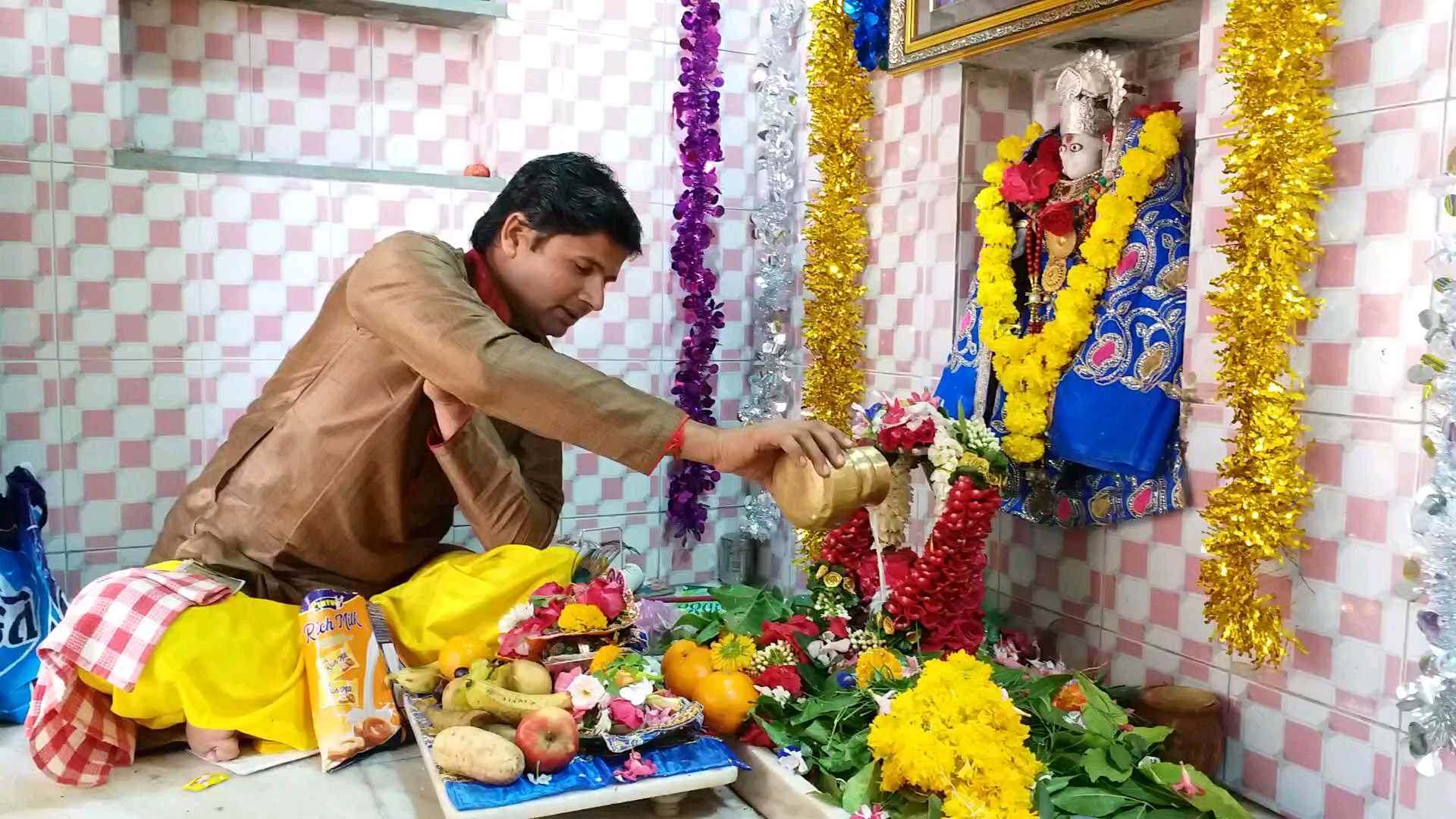 Crowds of devotees at Shivalayas on the occasion of Maha Shivratri