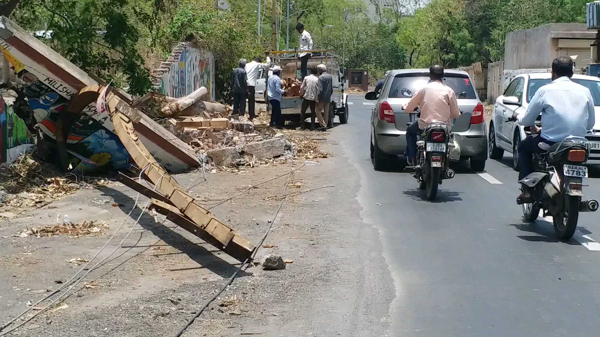 ભાવનગરમાં વાવાઝોડાના 7 દિવસે પણ વૃક્ષો અને વિજપોલ રસ્તા પર અકસ્માતને આપી રહ્યા નોતરૂં