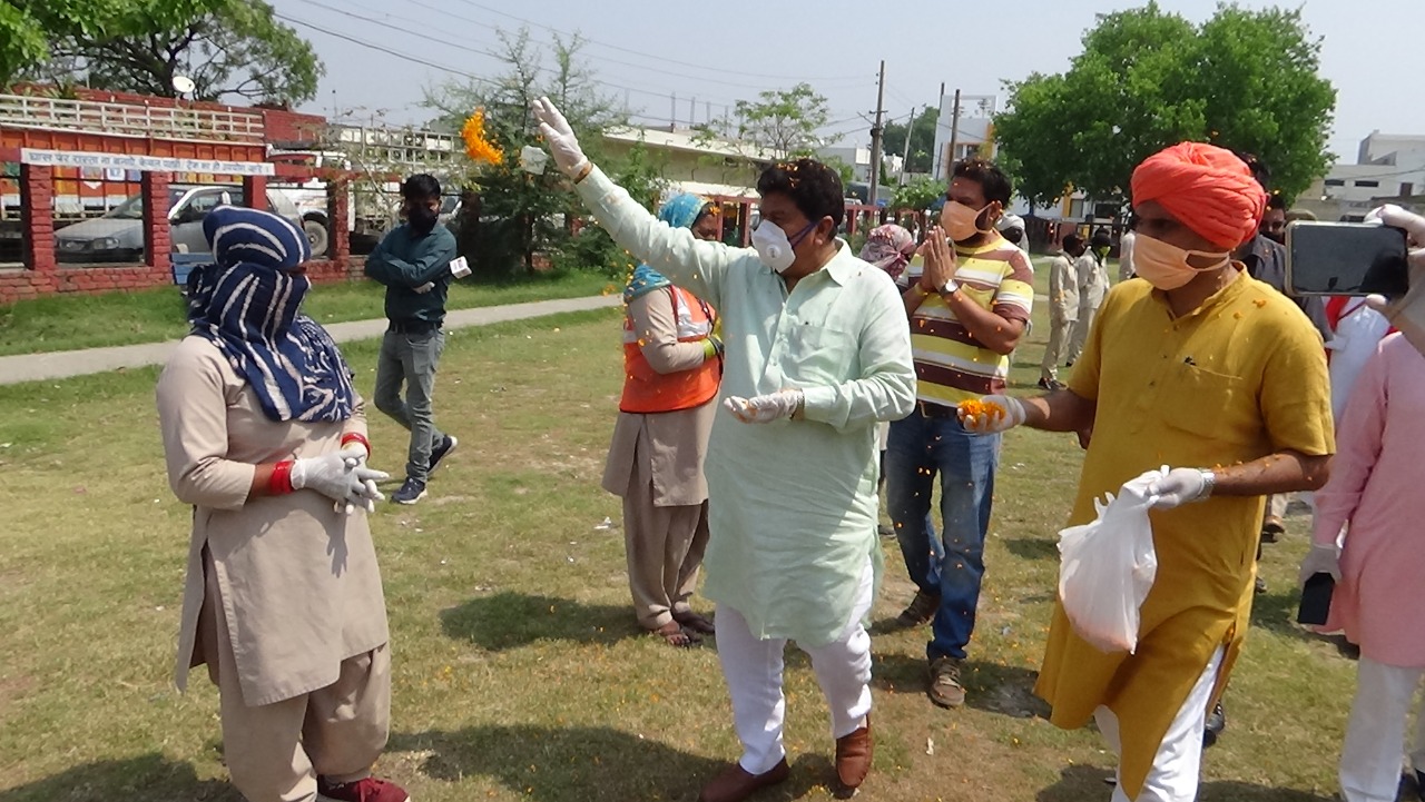 Gyanchand Gupta honored police and sanitation workers