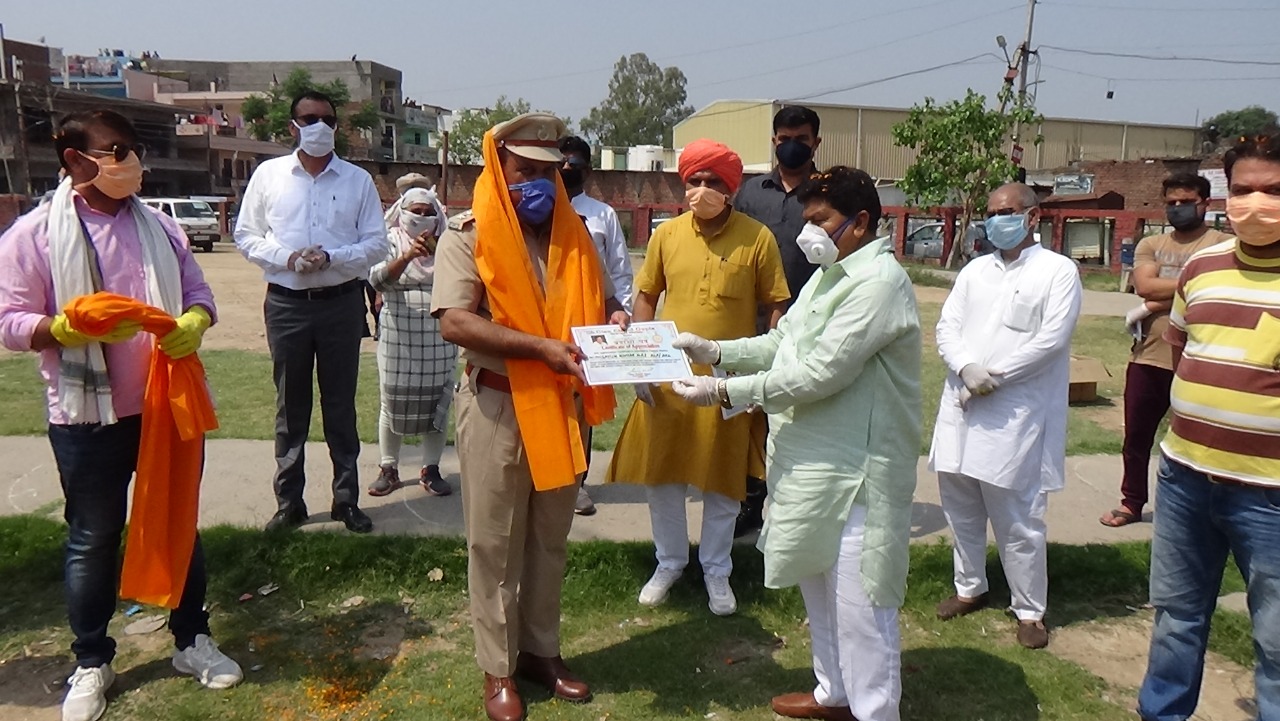 Gyanchand Gupta honored police and sanitation workers