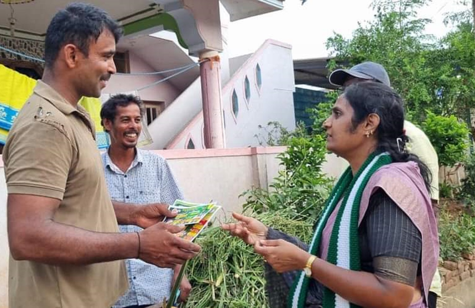 ಪತಿ ಪರವಾಗಿ ಅಖಾಡಕ್ಕಿಳಿದ ಮಡದಿಯರು