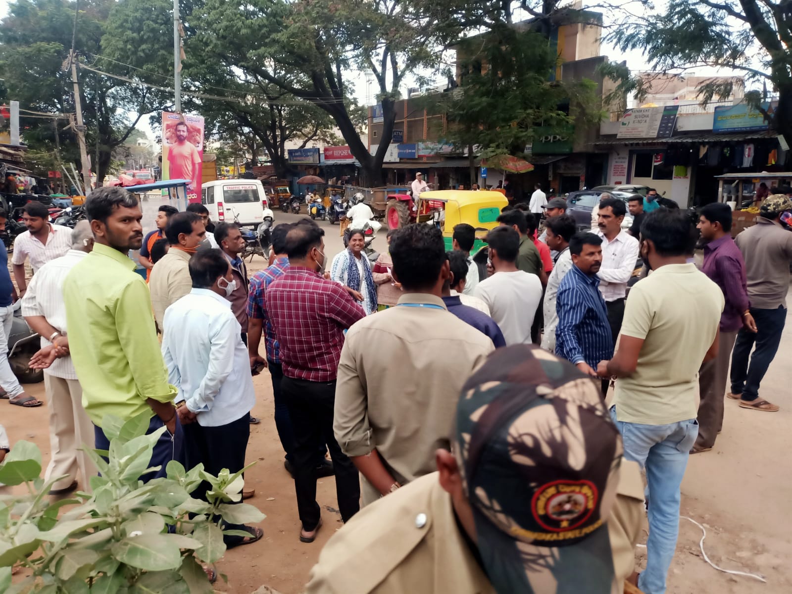 Lorry driver rams into electric pole, Lorry driver hit to electric pole, Ramnagar electric pole issue, Ramnagar accident news, ವಿದ್ಯುತ್​ ಕಂಬಗಳಿಗೆ ಡಿಕ್ಕಿ ಹೊಡೆದ ಲಾರಿ ಚಾಲಕ, ಲೈಟ್​ ಕಂಬಗಳಿಗೆ ಲಾರಿ ಡಿಕ್ಕಿ, ರಾಮನಗರದಲ್ಲಿ ವಿದ್ಯುತ್​ ಕಂಬ ವಿವಾದ, ರಾಮನಗರ ಅಪಘಾತ ಸುದ್ದಿ,